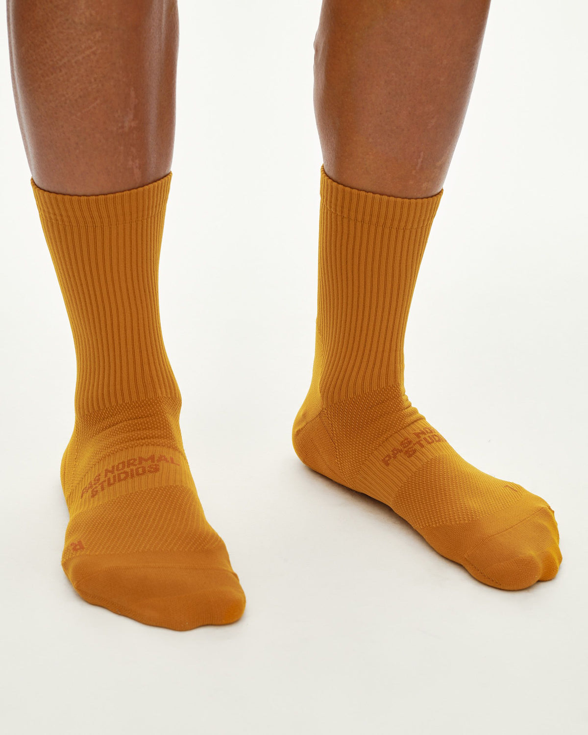 Calcetines Pas Normal Studios Balance Quarter en Ochre, puesta, vista frontal #Color_Ochre