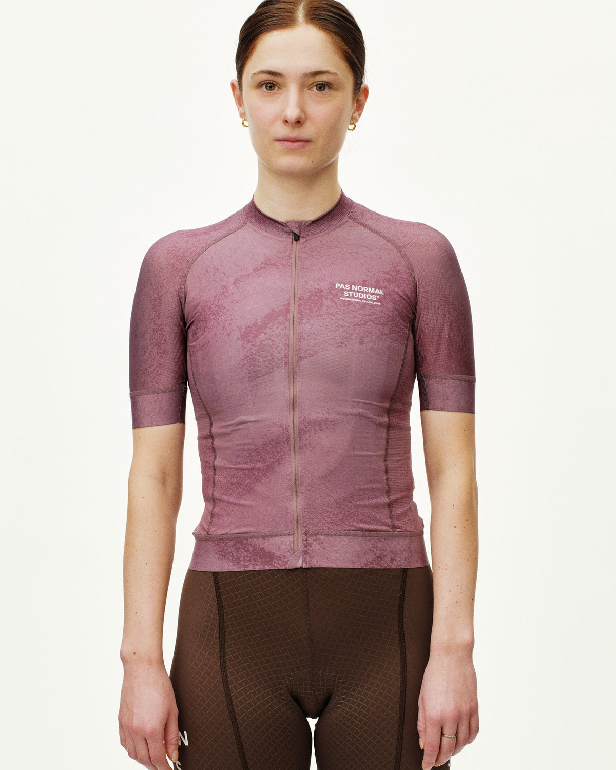 Maillot Corto Mujer Pas Normal Studios Mechanism en AOP Dark Mauve, foto de modelo frontal #Color_AOP Dark Mauve