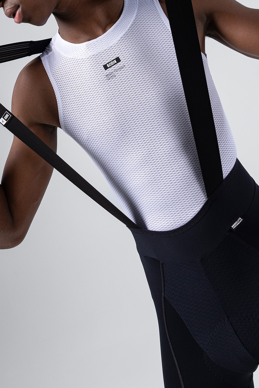 Culotte Corto Gobik Absolute 7.0 en Black, detalle del tirante sobre el torso #Color_Black