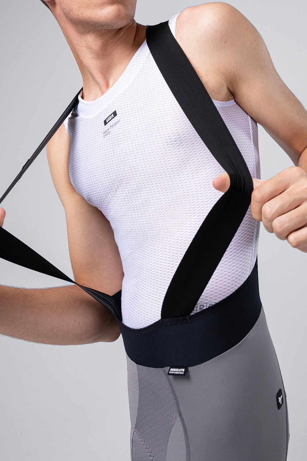 Culotte Corto Gobik Absolute 7.0 en Kettle, detalle del tirante sobre el torso #Color_Kettle