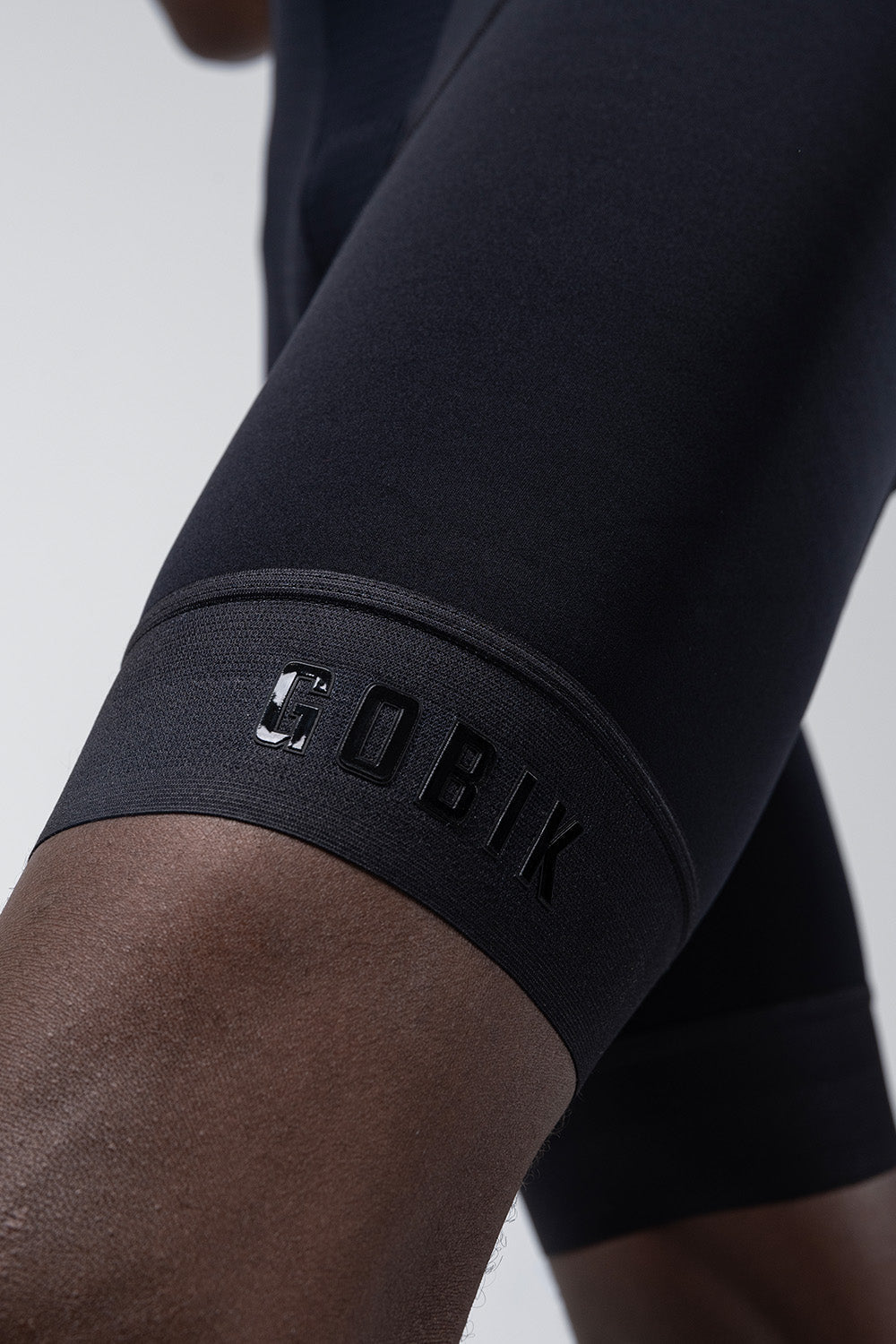 Culotte Corto Gobik Absolute Compact 7.0 en Black, detalle de la pernera y la banda de silicona #Color_Black