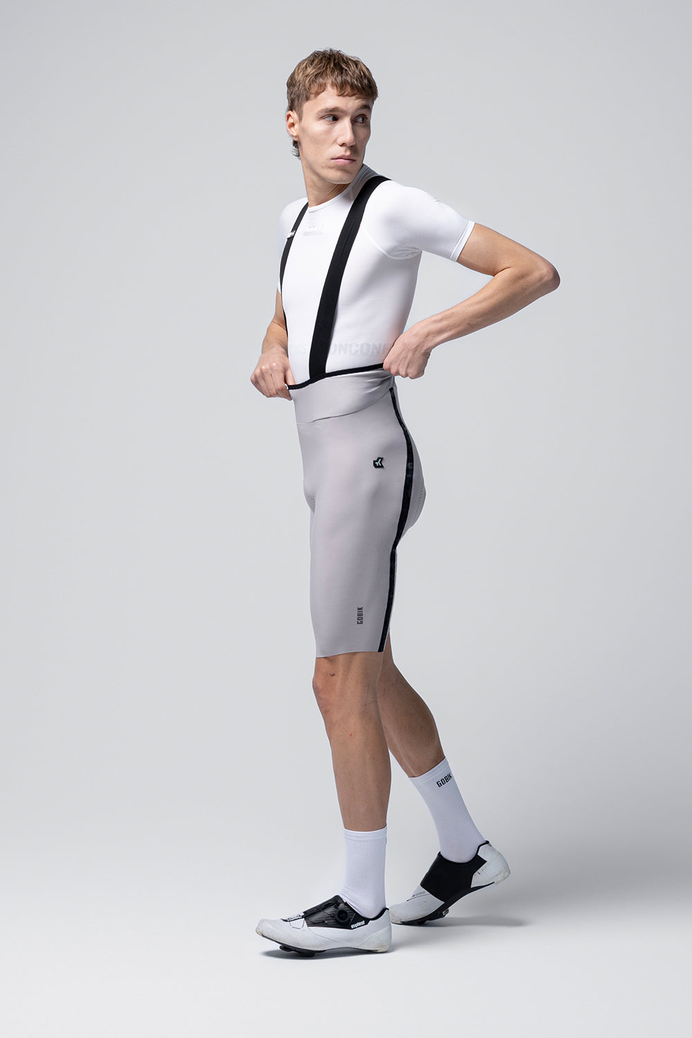 Culotte Corto Gobik Artic Stride en Tapioca, vista lateral sobre modelo #Color_Tapioca