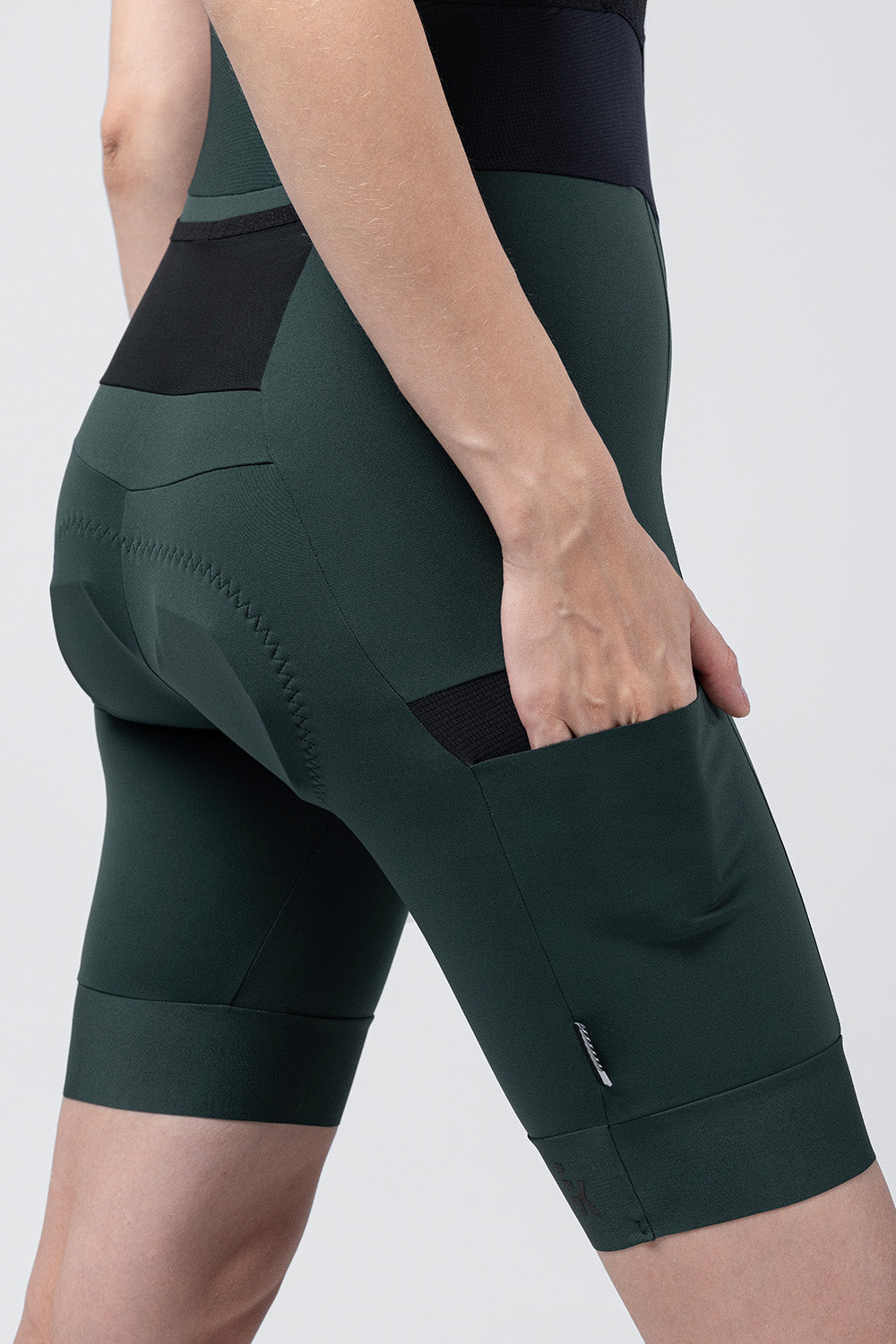 Culotte Corto Mujer Gobik Grit 3.0 en Pinewood, vista lateral sobre modelo #Color_Pinewood