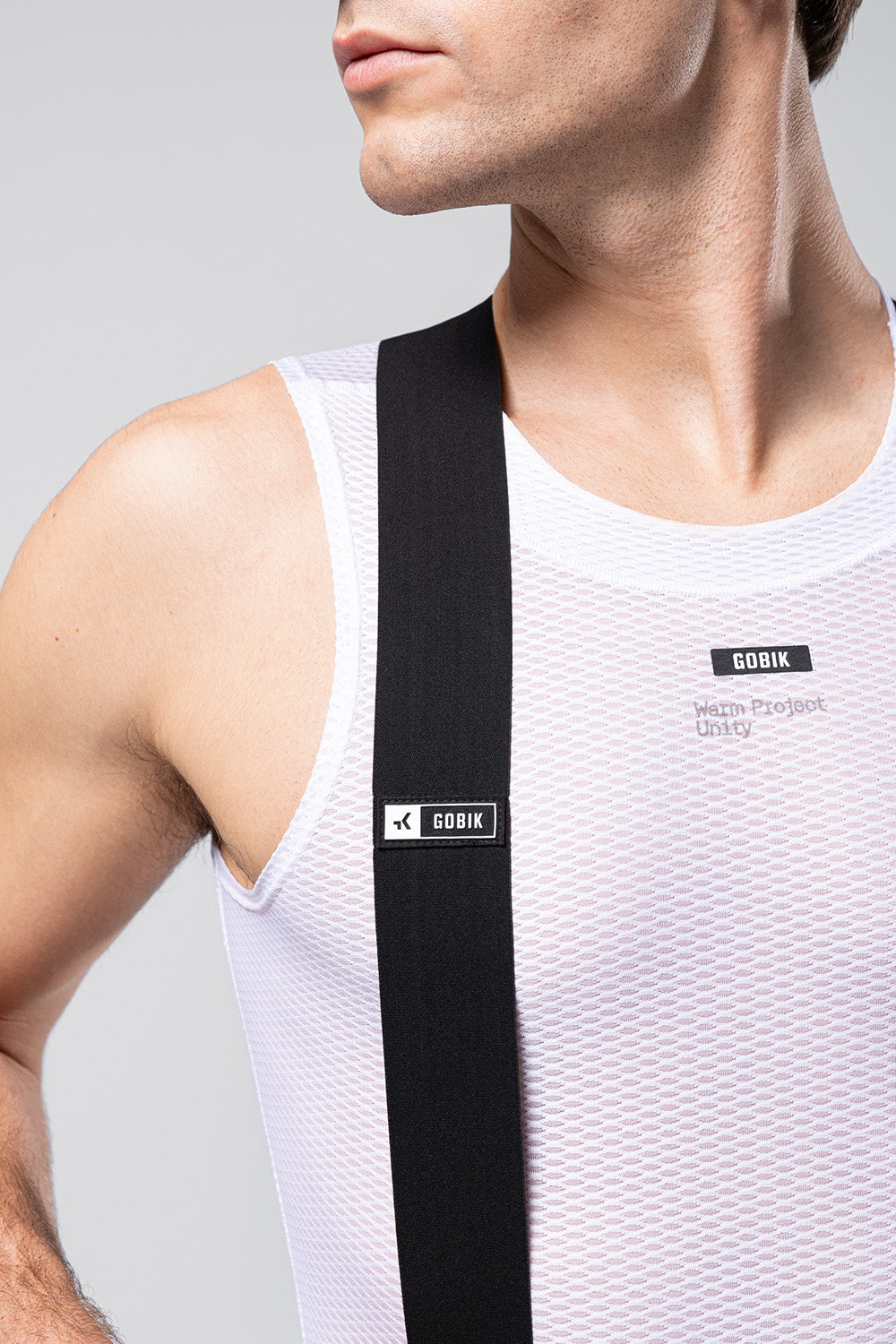 Culotte Corto Gobik Lancer en Black, detalle del tirante sobre el torso #Color_Black