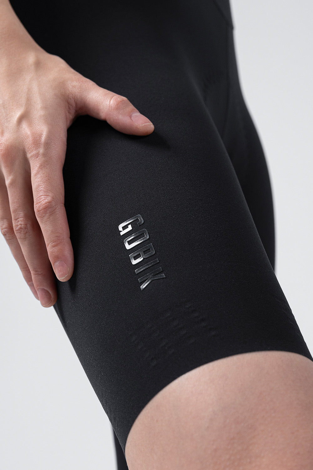 Culotte Corto Mujer Gobik Lancer en Black, detalle de la pernera y el logotipo #Color_Black