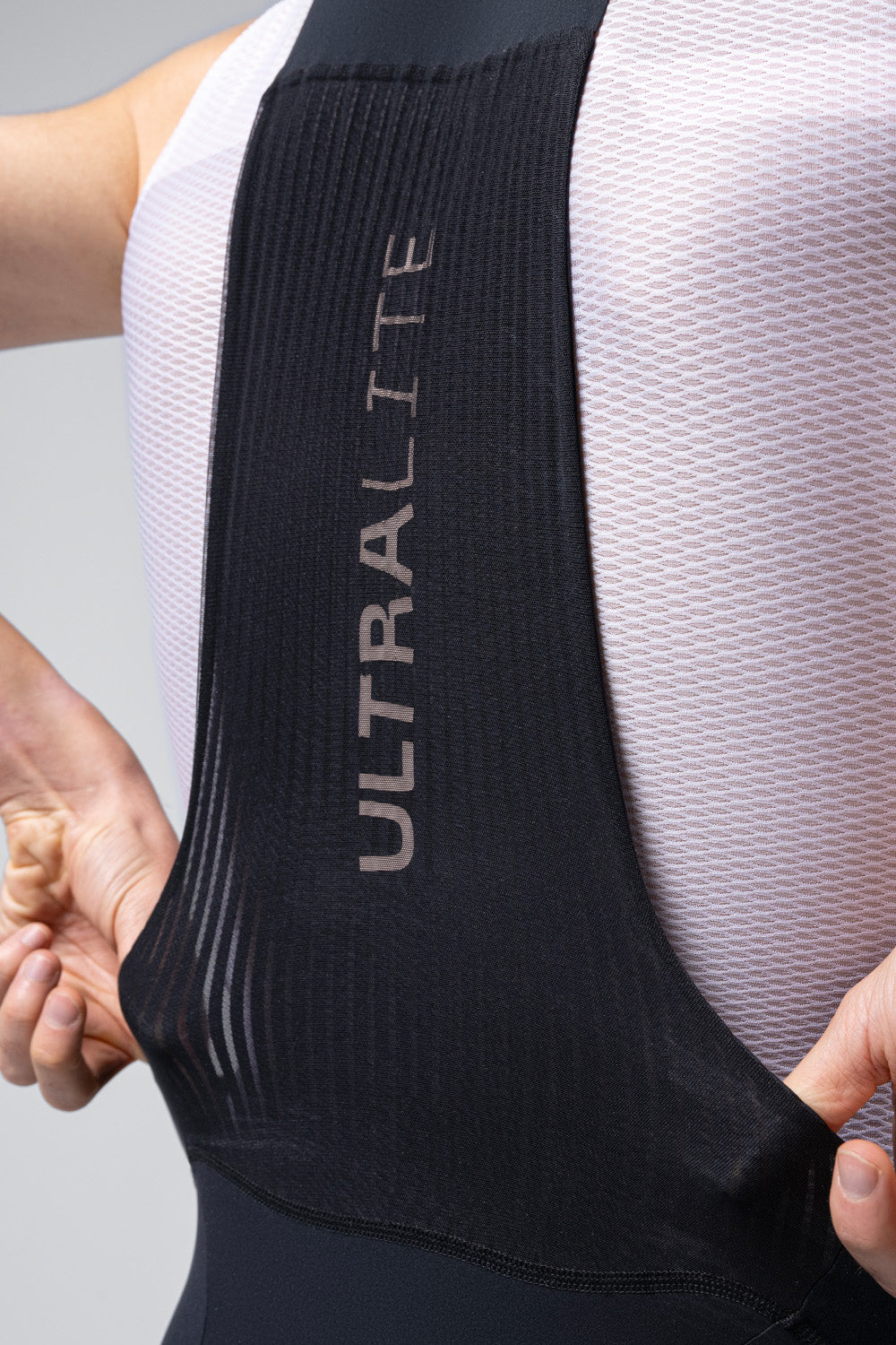 Culotte Corto Gobik Ultralite 2.0 en Black, detalle del tejido y el logotipo #Color_Black