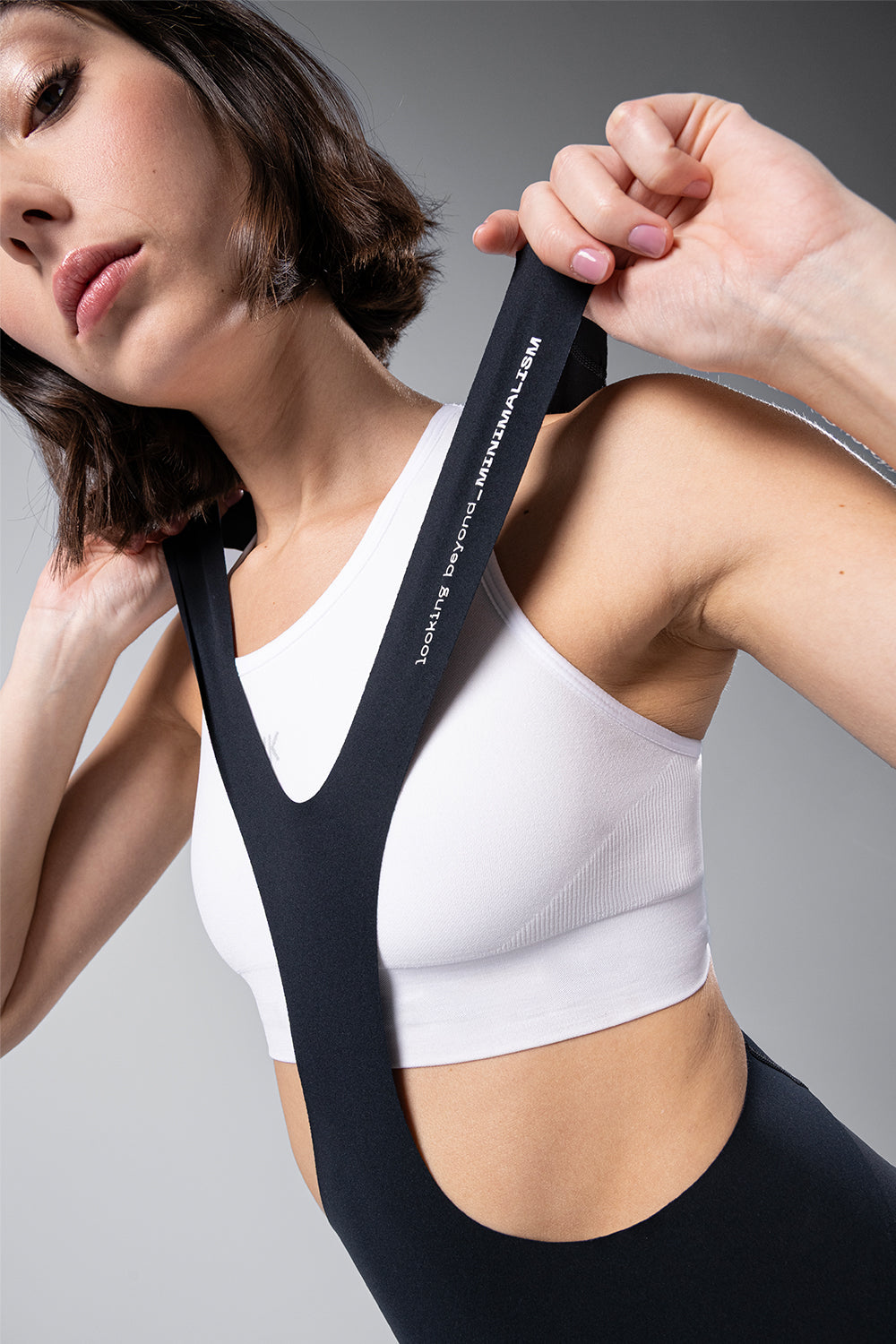 Culotte Corto Mujer Gobik Ultralite 2.0 en Black, detalle del tirante sobre el torso #Color_Black