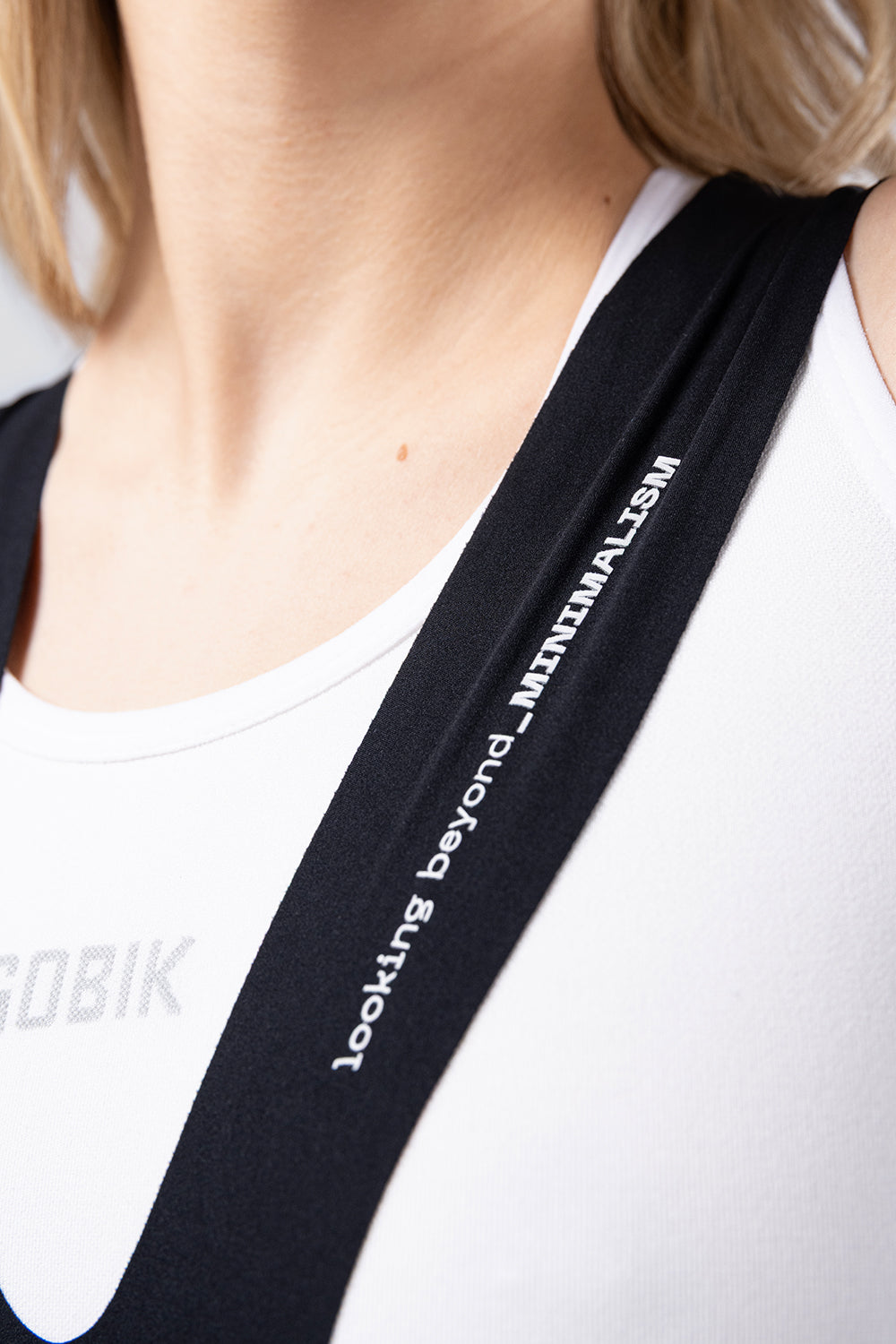 Culotte Corto Mujer Gobik Ultralite 2.0 en Stellar, detalle de la cinta del tirante en el hombro #Color_Stellar