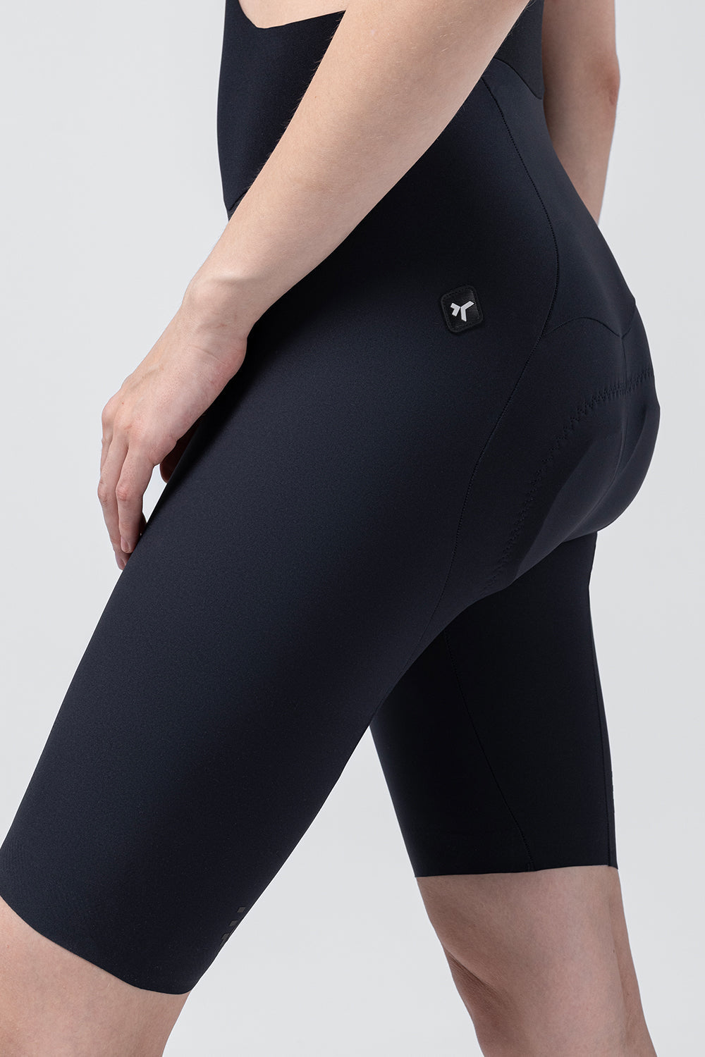 Culotte Corto Mujer Gobik Ultralite 2.0 en Ultrablue, vista lateral sobre modelo #Color_Ultrablue