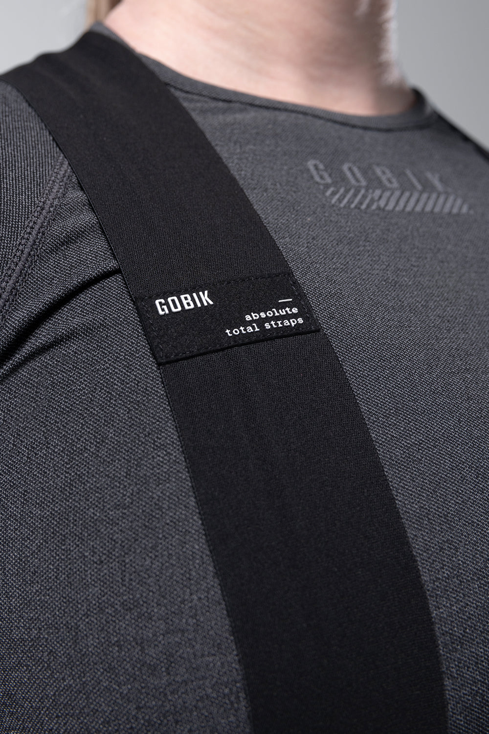 Culotte Largo Mujer Gobik Absolute 7.0 en Sunken, detalle de la cinta del tirante sobre el torso #Color_Sunken