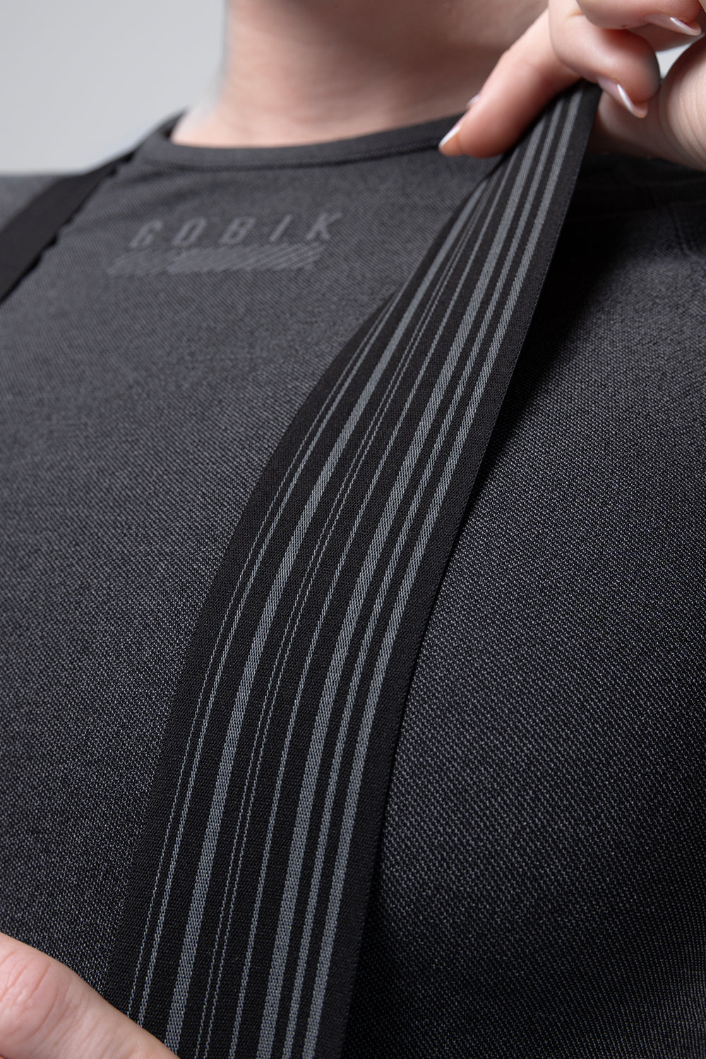 Culotte Largo Mujer Gobik Absolute 7.0 en Sunken, detalle del tejido de la cinta del tirante #Color_Sunken