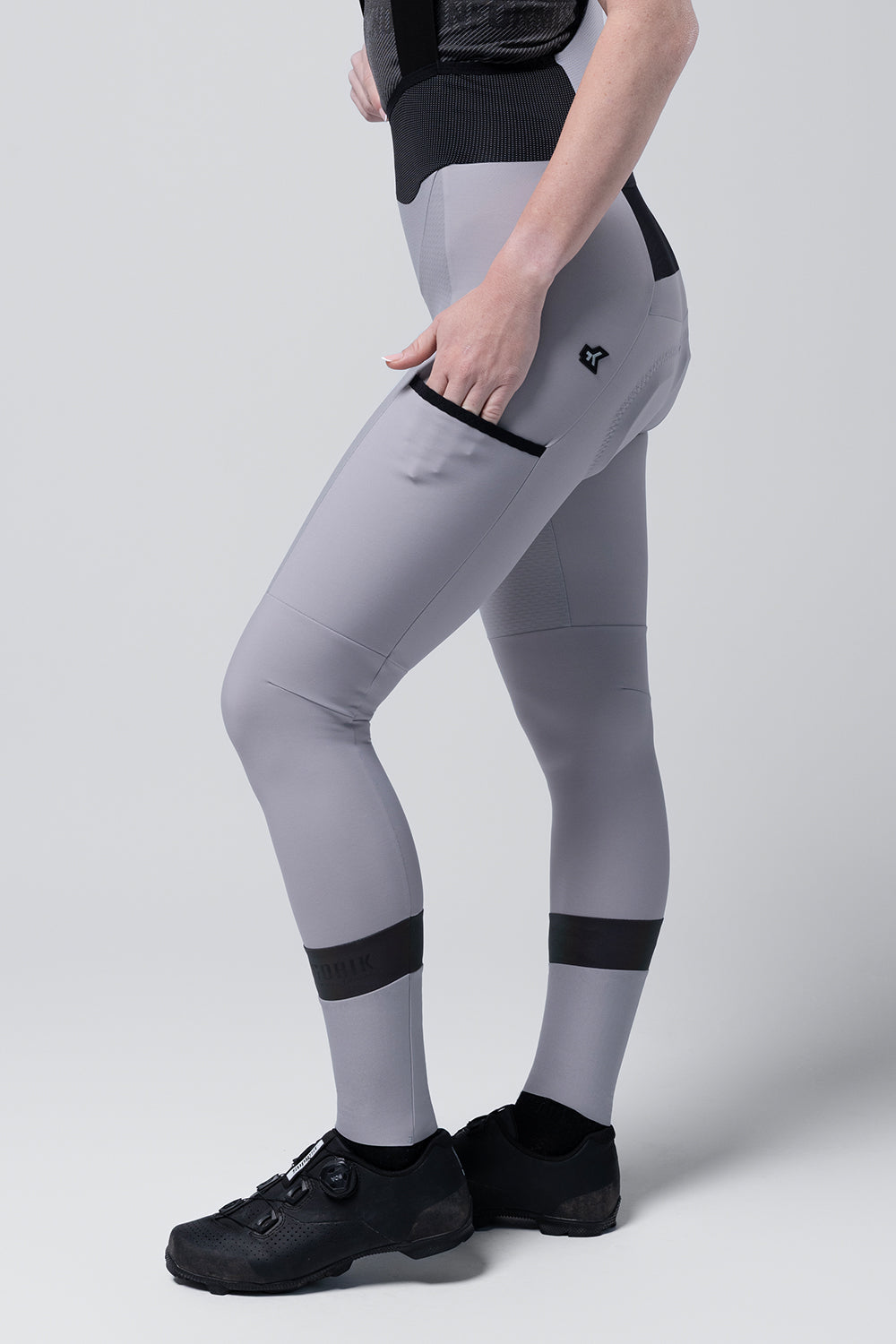 Culotte Largo Mujer Gobik Grit en Tapioca, vista lateral sobre modelo con el bolsillo de la pernera #Color_Tapioca