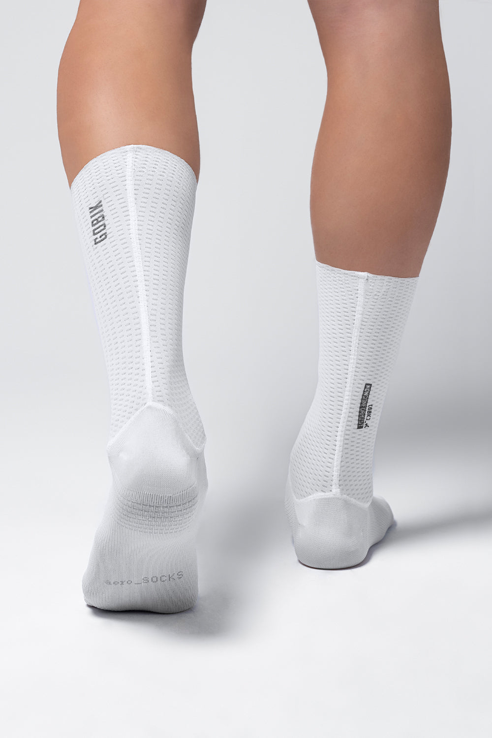 Calcetines Gobik Vortex 2.0 – Salt – trasera con producto puesto