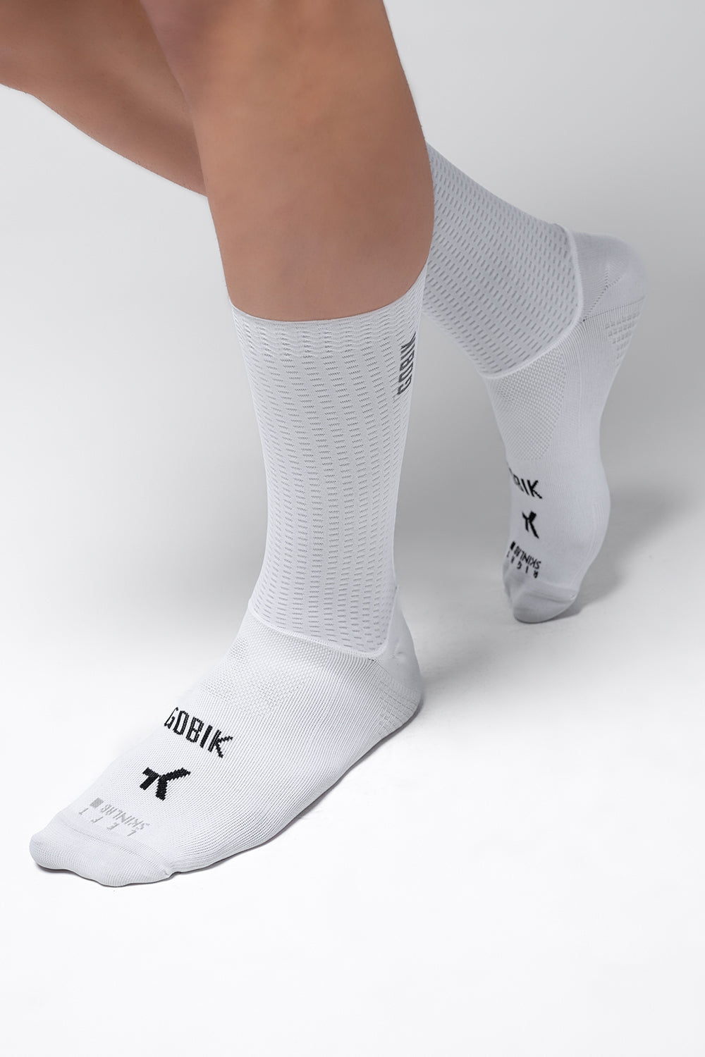 Calcetines Gobik Vortex 2.0 – Salt – delantera con producto puesto