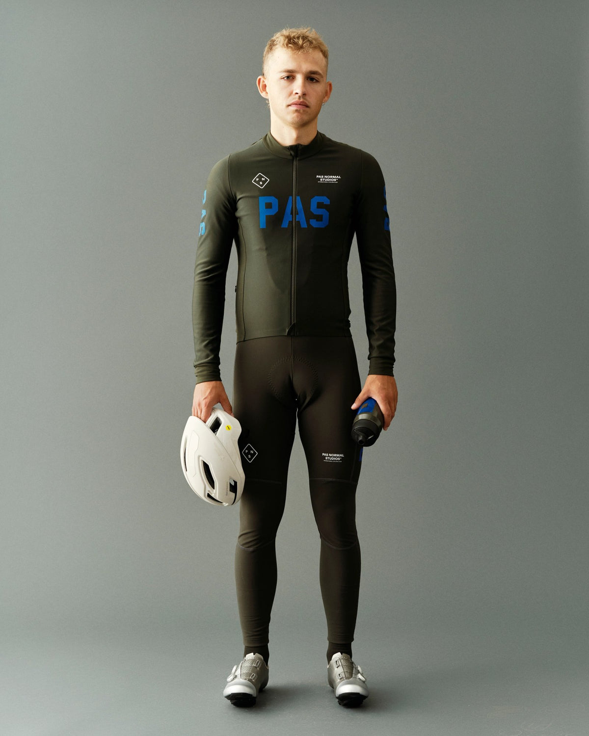 Maillot largo térmico Pas Normal Studios PAS Mechanism Thermal en Dark Olive, sobre el ciclista #Color_Dark Olive