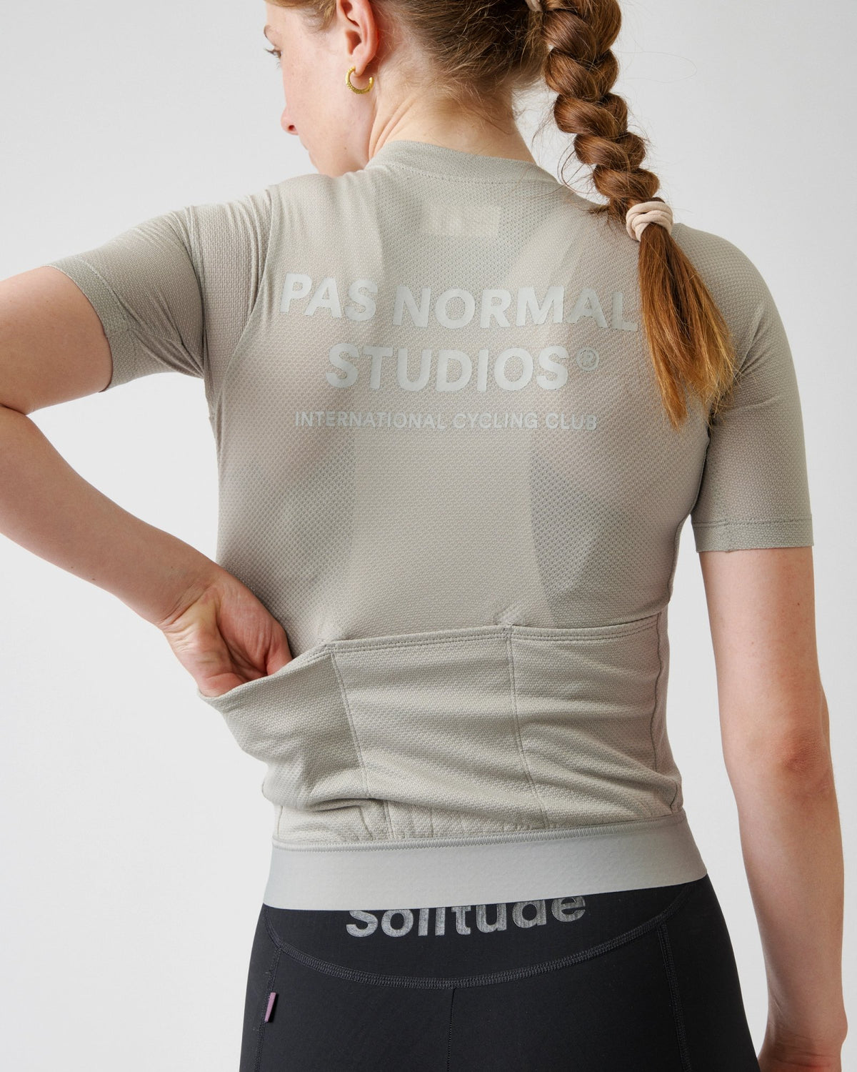 Maillot Pas Normal Studios Solitude Mesh en Light Grey, llevado por el modelo, vista trasera #Color_Light Grey