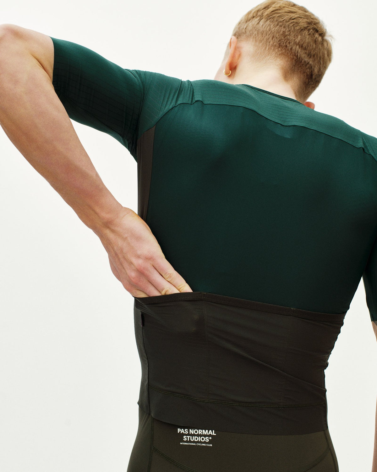 Maillot Pas Normal Studios Mechanism Pro en Petroleum / Dark Olive, detalle del bolsillo trasero #Color_Petroleum / Dark Olive