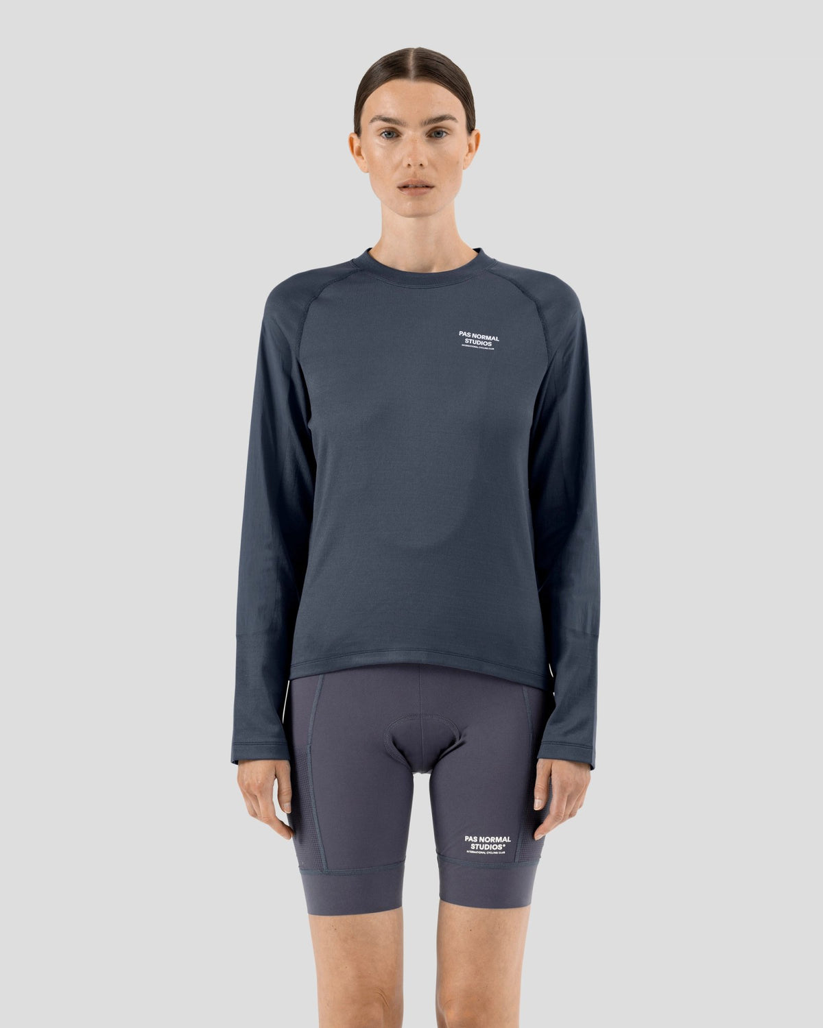 Camiseta técnica larga de mujer Pas Normal Studios Escapism en Classic Blue, sobre la ciclista #Color_Classic Blue