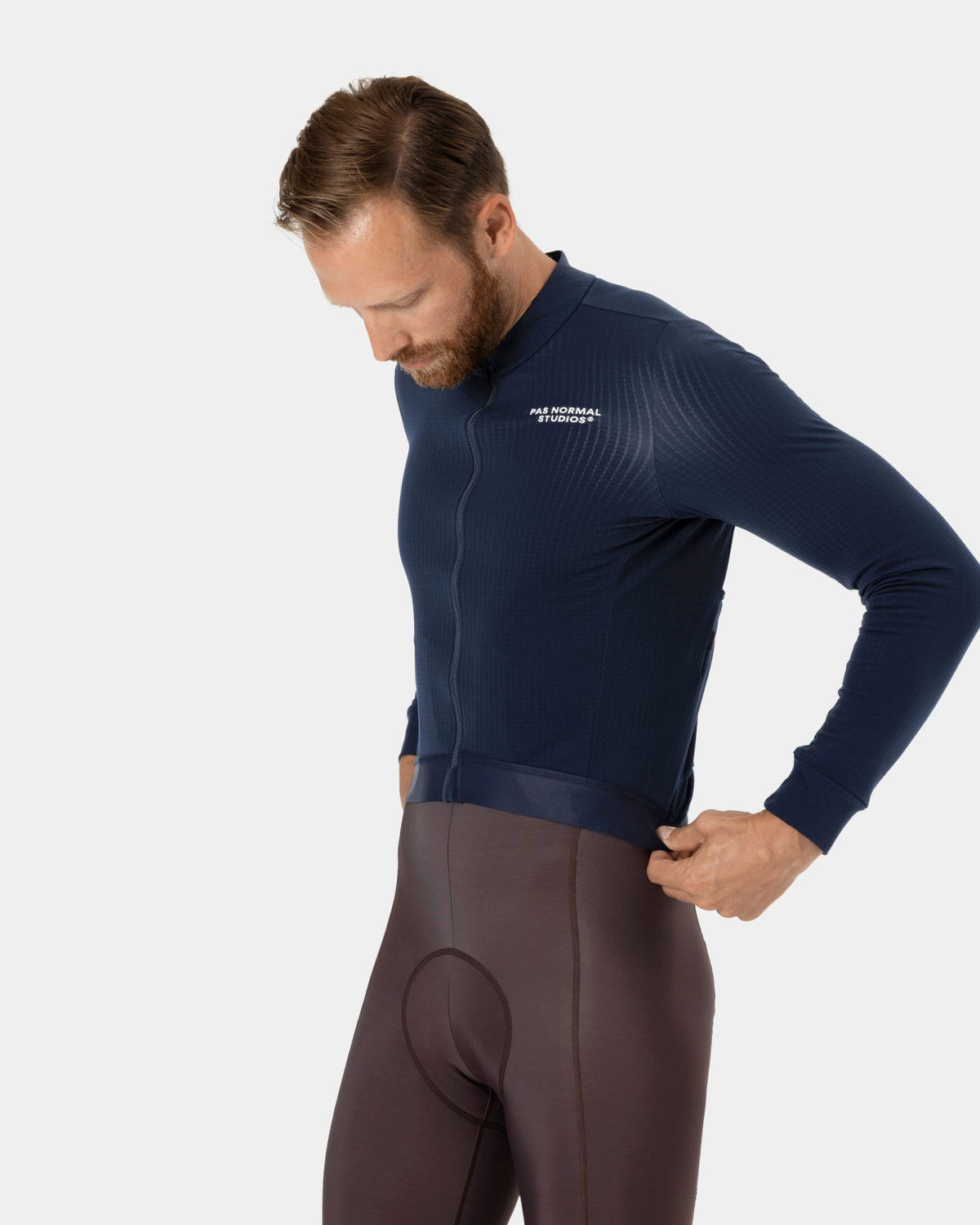 Maillot Largo Pas Normal Studios Essential en Navy, vista frontal sobre ciclista #Color_Navy