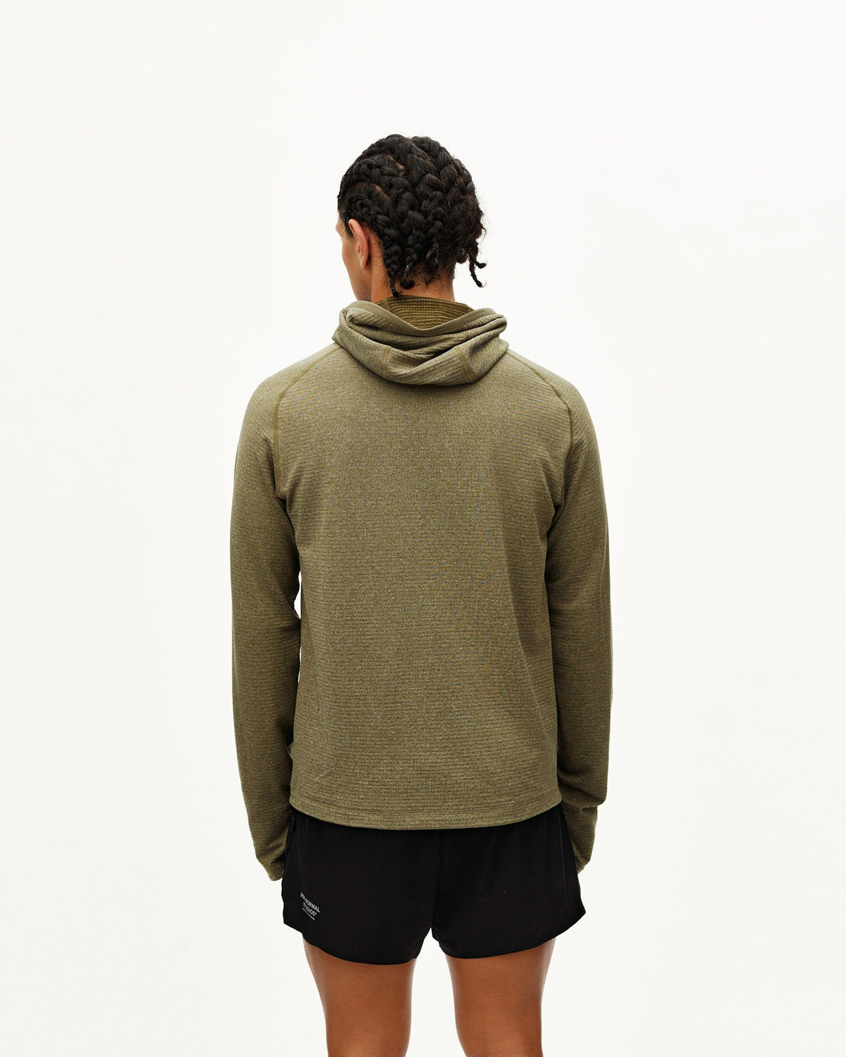 Sudadera Pas Normal Studios Balance Thermal en Moss Brown, puesta, vista trasera #Color_Moss Brown