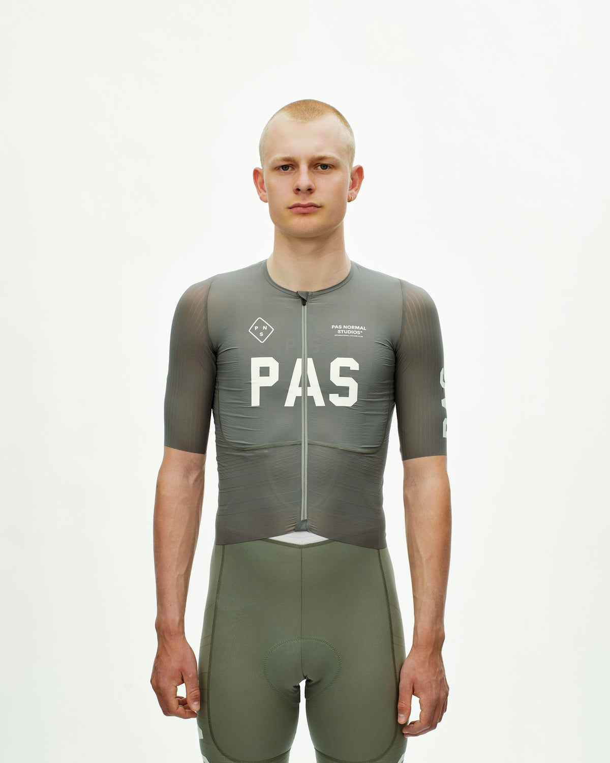 Maillot corto Pas Normal Studios PAS Mechanism Pro en Grey Moss, sobre el ciclista #Color_Grey Moss