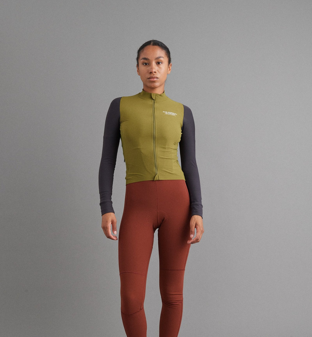 Maillot Largo Mujer Pas Normal Studios Mechanism en Deep Grey / Green, sobre ciclista #Color_Deep Grey / Green
