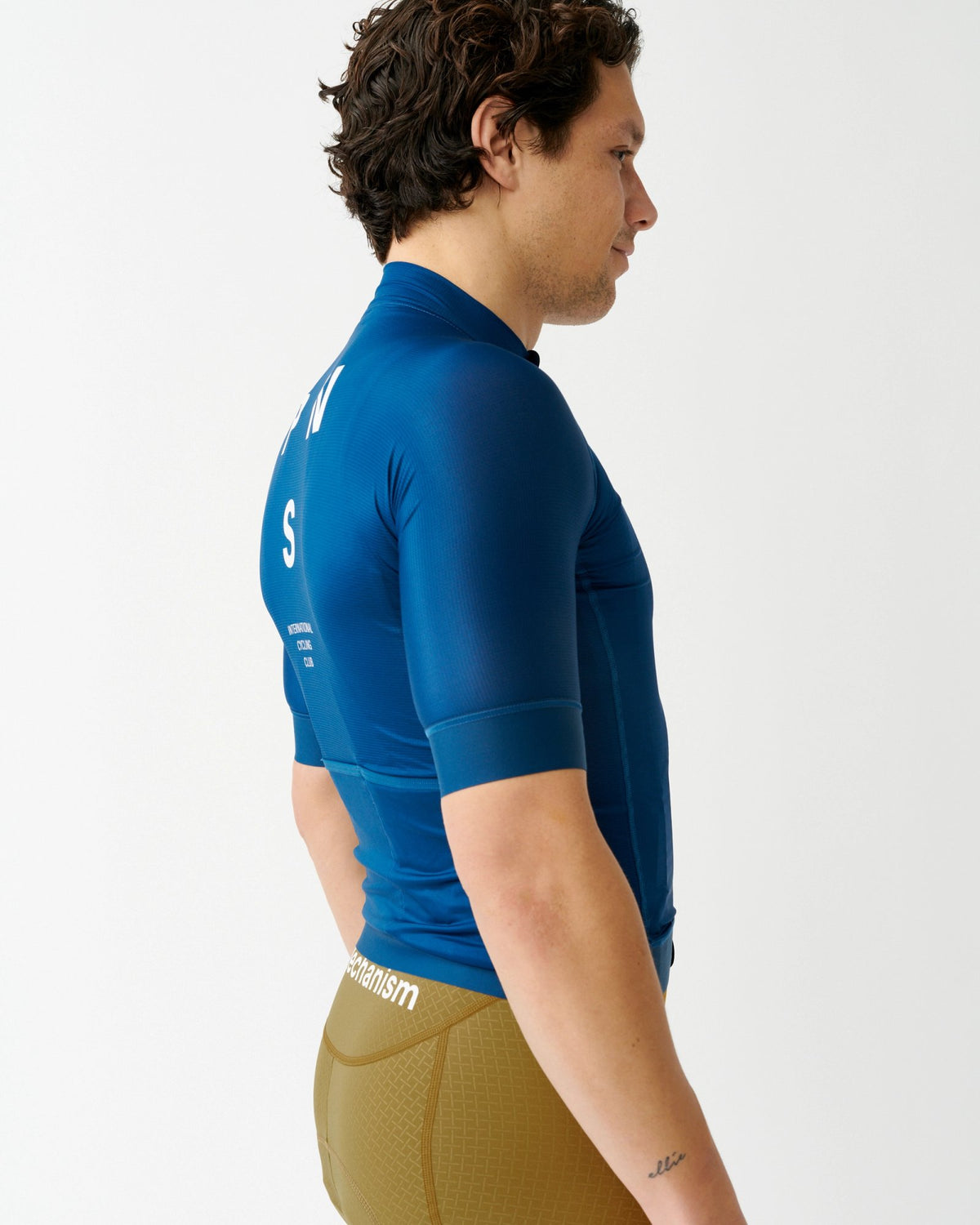 Maillot Corto Pas Normal Studios Mechanism en Dark Blue, vista frontal sobre ciclista #Color_Dark Blue