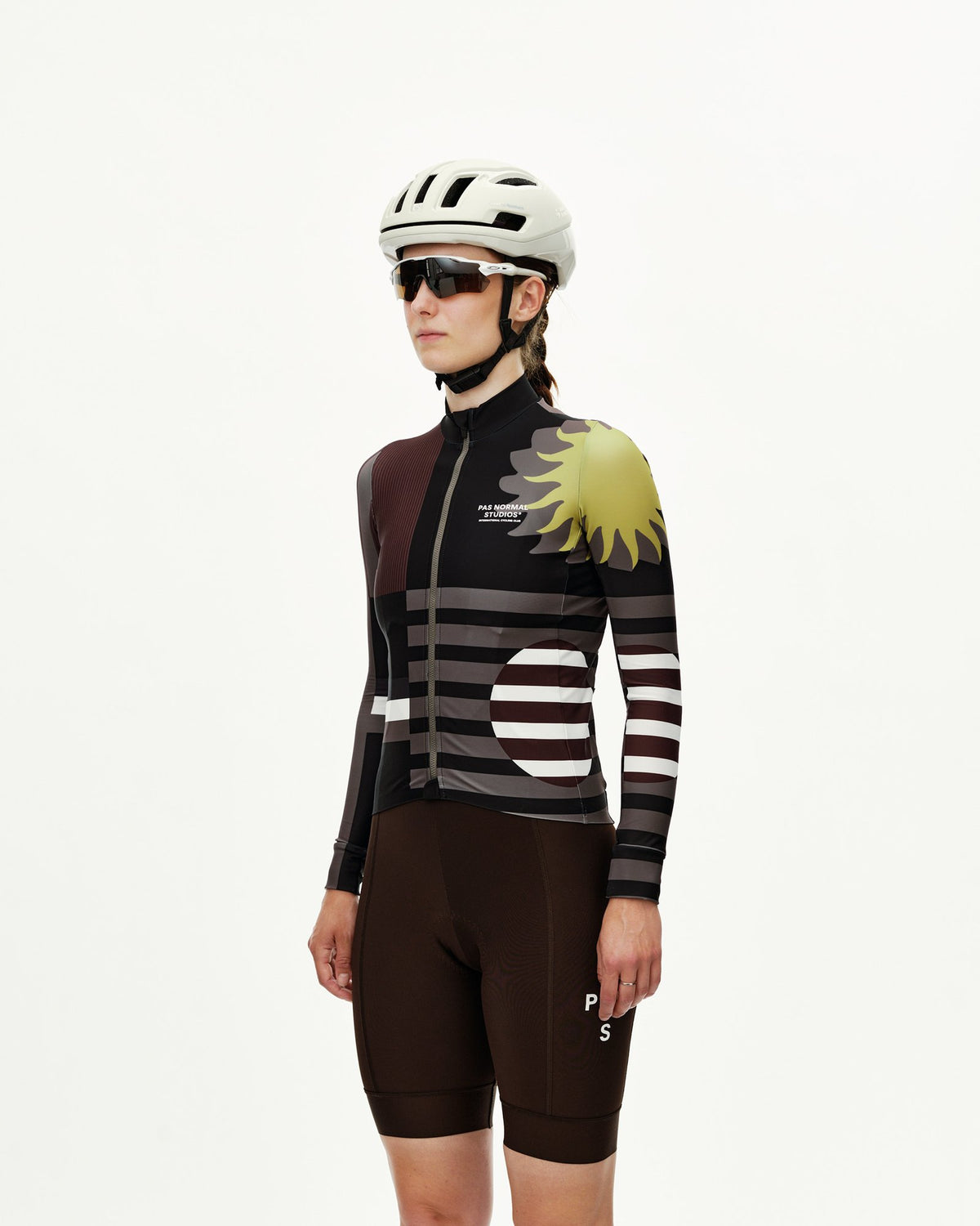 Maillot Largo Mujer Pas Normal Studios Mechanism en AOP International Dark Olive, sobre ciclista #Color_AOP International Dark Olive