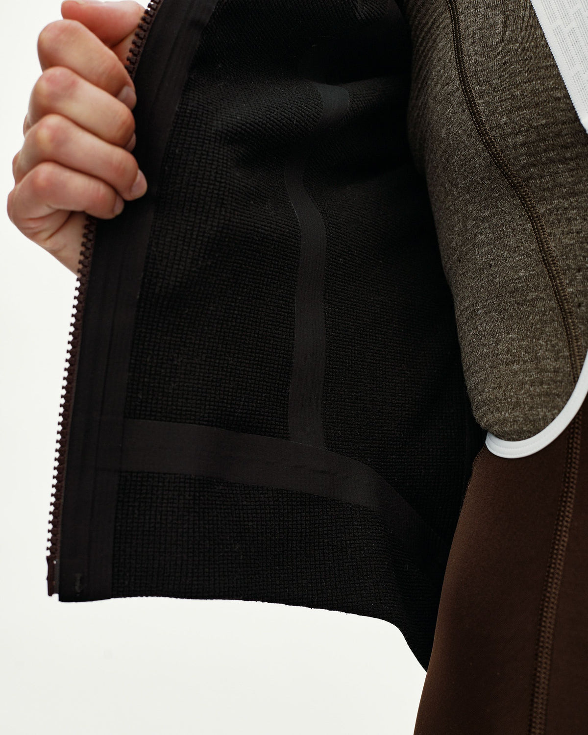 Black Mechanism thermal cycling jacket, interior detail on model showing black mesh lining and zip #Color_Black