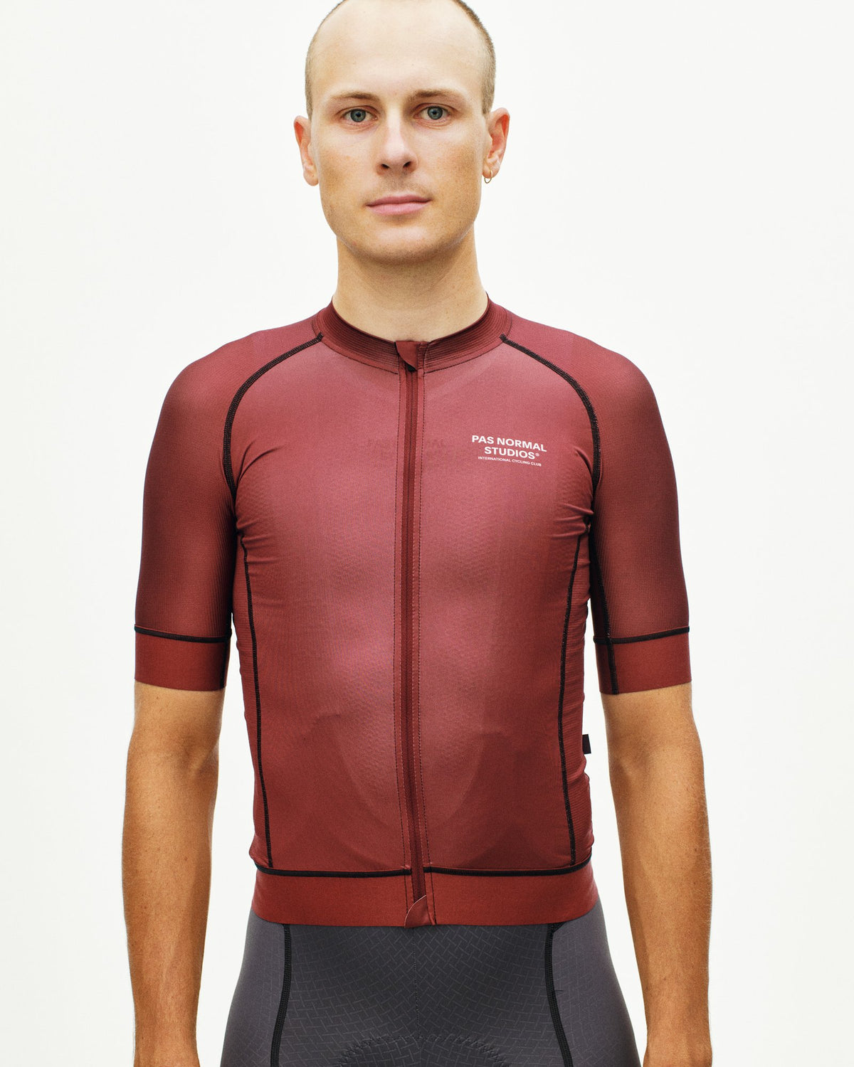 Maillot Corto Pas Normal Studios Mechanism en Maroon, vista frontal sobre ciclista #Color_Maroon