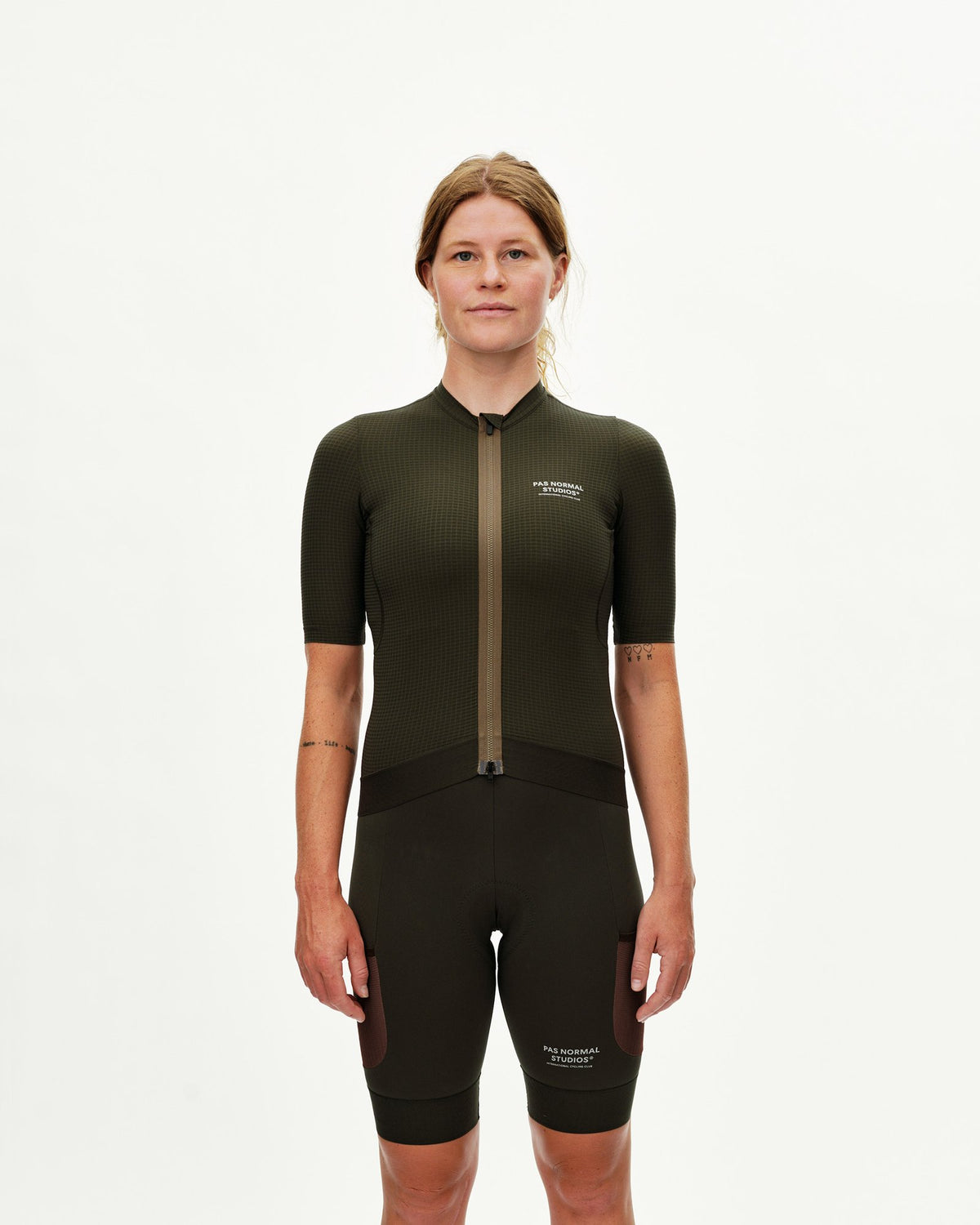 Maillot corto de mujer Pas Normal Studios Escapism en Dark Olive, sobre la ciclista #Color_Dark Olive