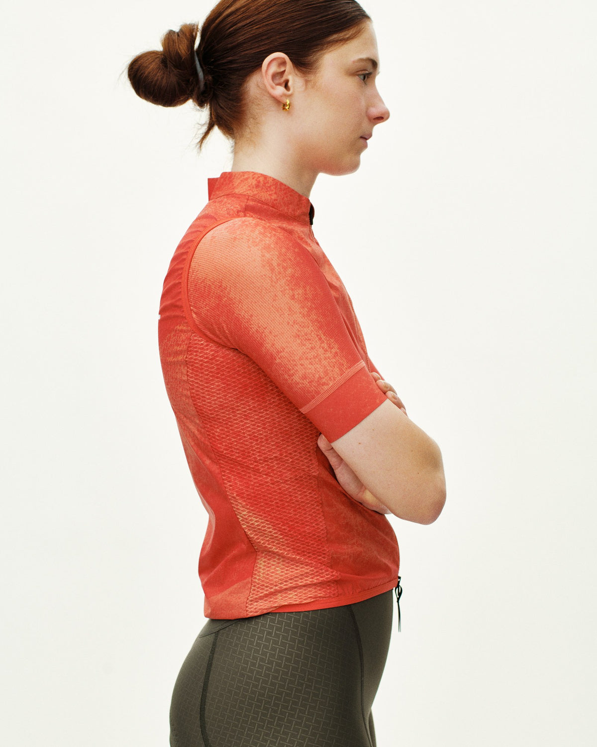 Chaleco Mujer Pas Normal Studios Mechanism Stow Away, vista lateral, color AOP Hibiscus Orange #Color_AOP Hibiscus Orange