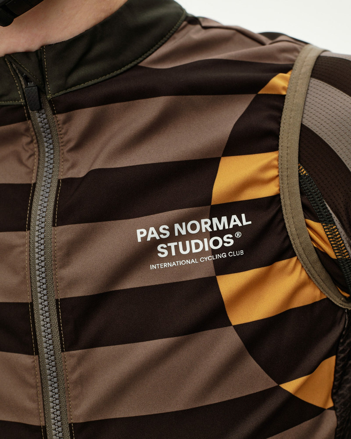 Chaleco Mujer Pas Normal Studios Mechanism Stow Away, detalle de ajuste, color AOP International Earth #Color_AOP International Earth