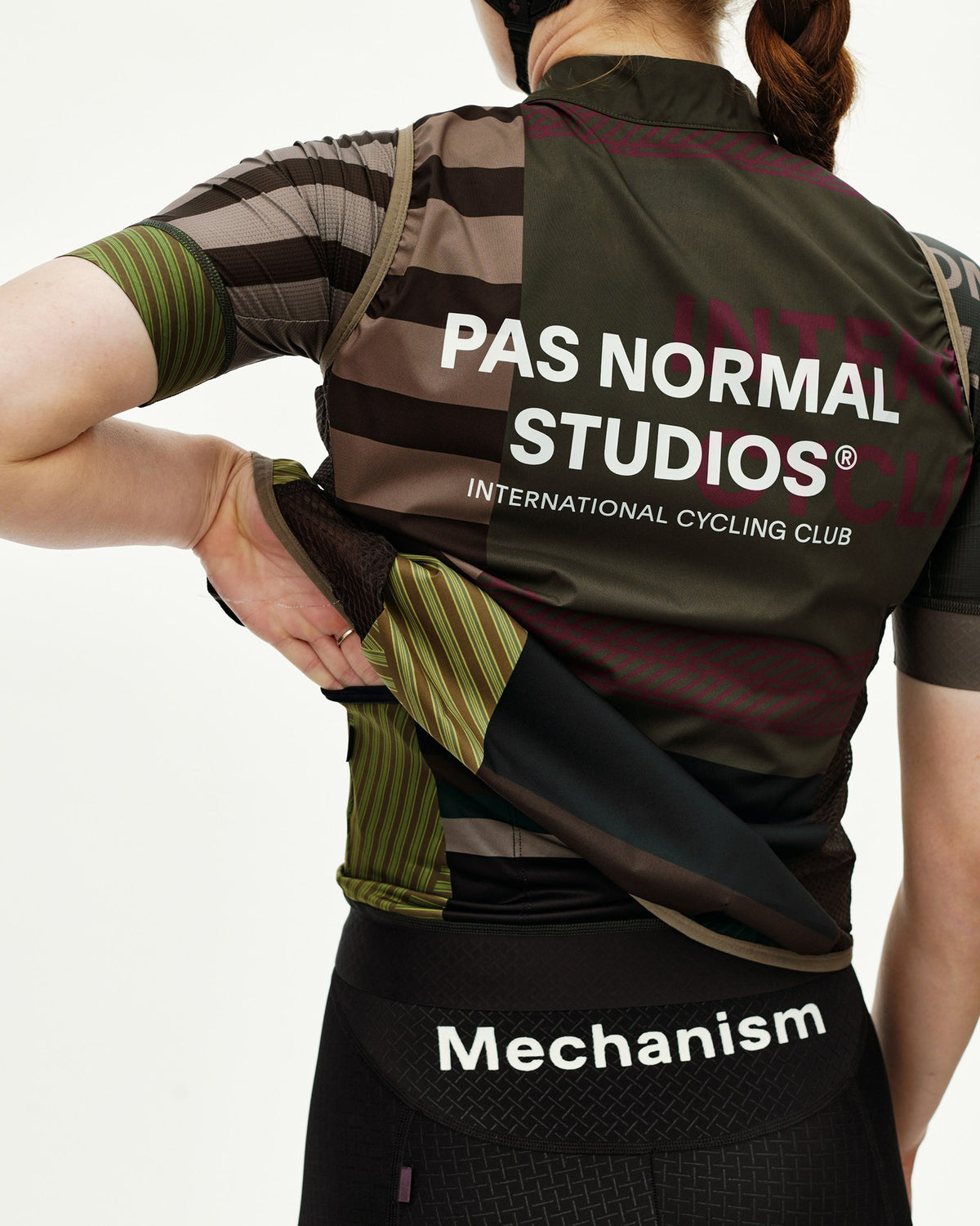 Chaleco Mujer Pas Normal Studios Mechanism Stow Away, vista en uso, color AOP International Earth #Color_AOP International Earth