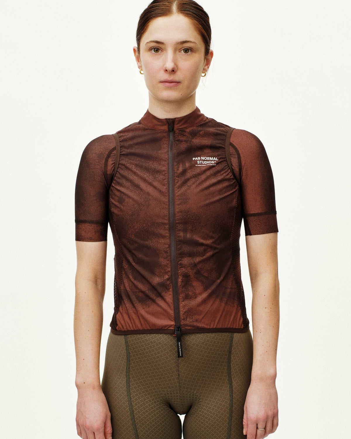Chaleco Mujer Pas Normal Studios Mechanism Stow Away, vista en uso, color AOP Light Brown #Color_AOP Light Brown