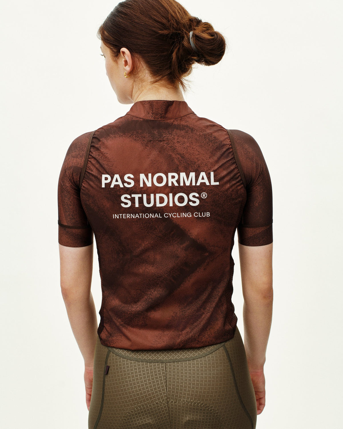 Chaleco Mujer Pas Normal Studios Mechanism Stow Away, detalle técnico, color AOP Light Brown #Color_AOP Light Brown