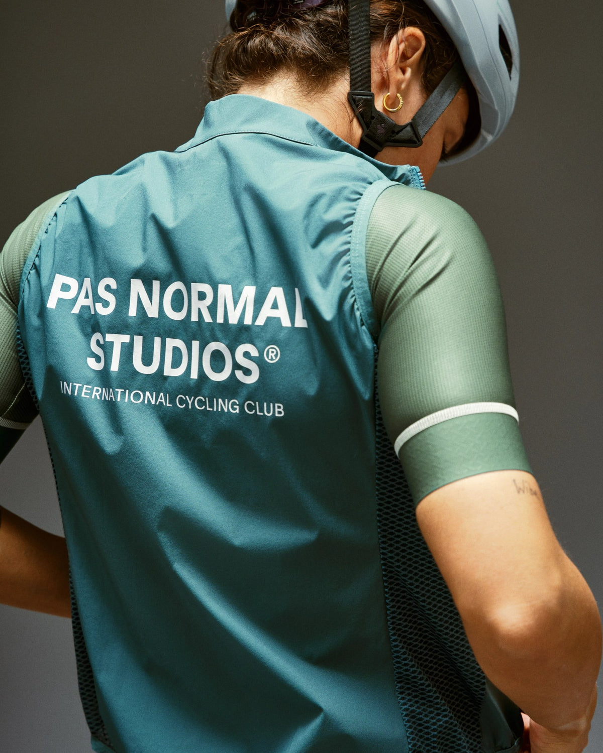 Chaleco Mujer Pas Normal Studios Mechanism Stow Away, vista en uso, color Grey Teal #Color_Grey Teal