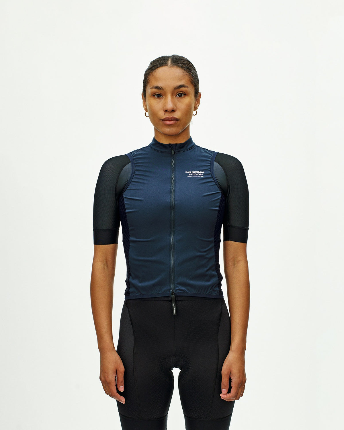 Chaleco Mujer Pas Normal Studios Mechanism Stow Away, vista en uso, color Navy #Color_Navy