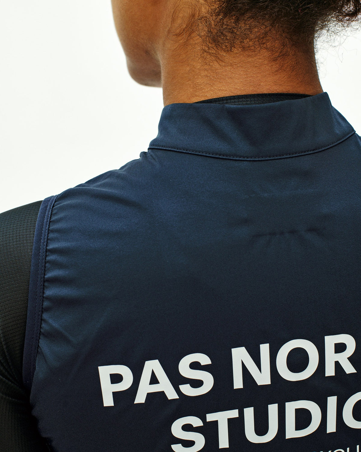 Chaleco Mujer Pas Normal Studios Mechanism Stow Away, vista en uso, color Navy #Color_Navy