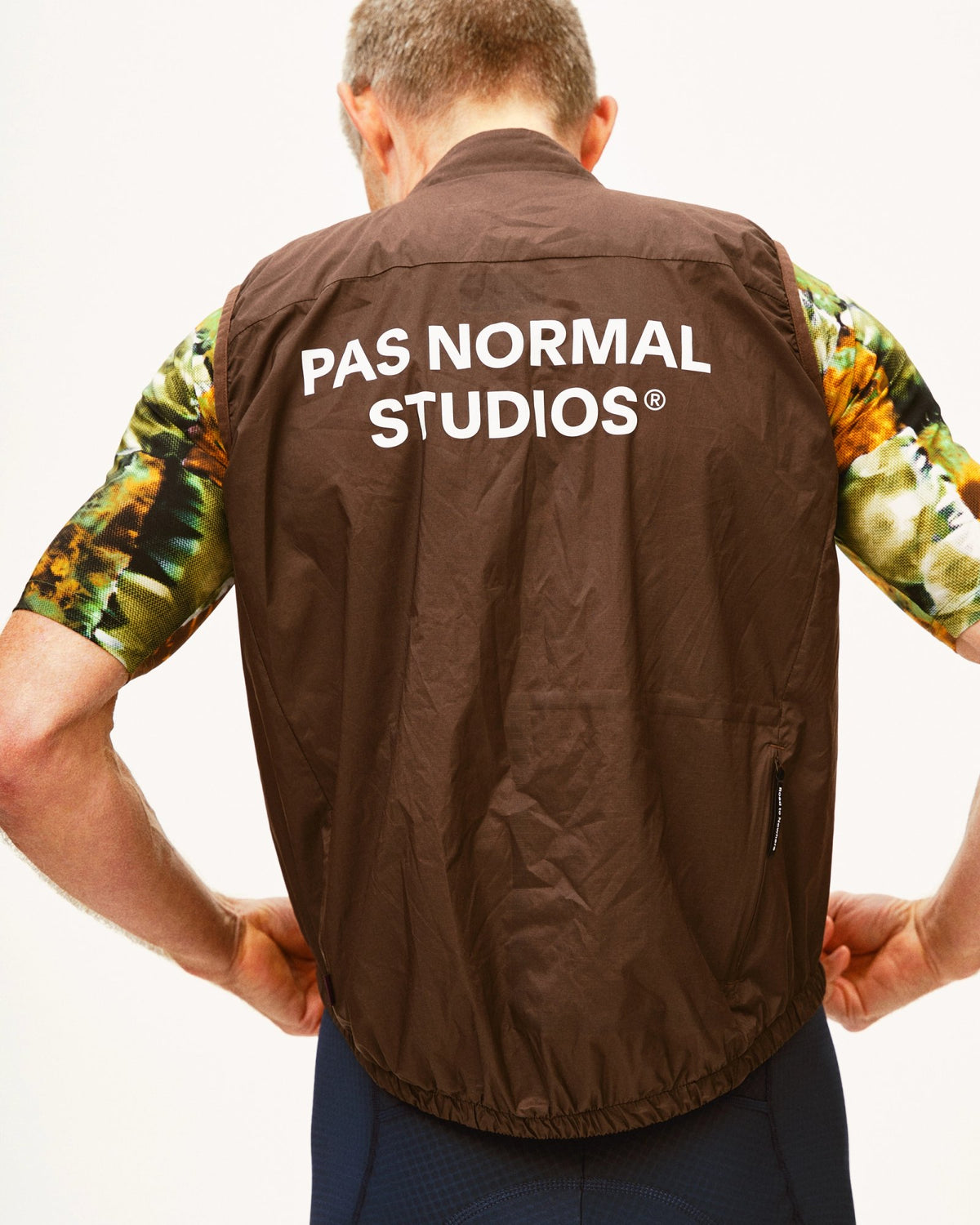 Chaleco PNS Essential Insulated en Light Brown, en uso, vista trasera #Color_Light Brown