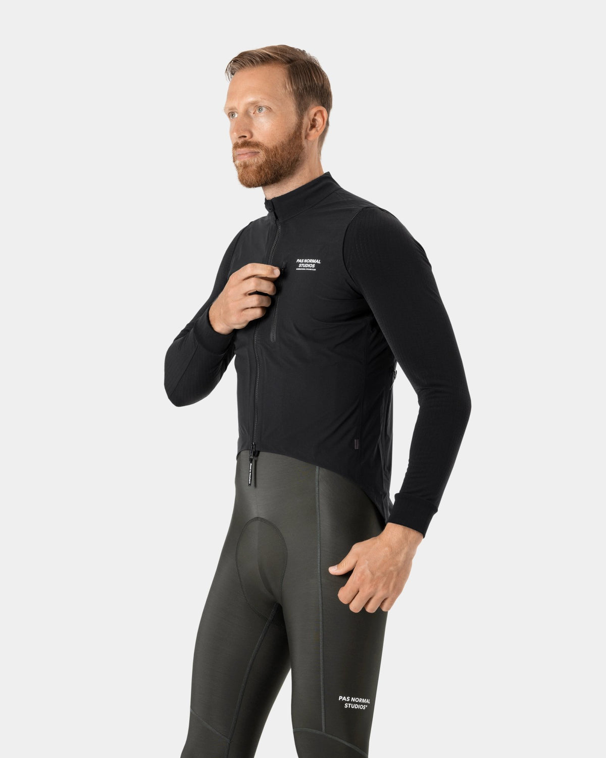 Chaleco PNS Essential Shield en Black, en uso, vista frontal #Color_Black