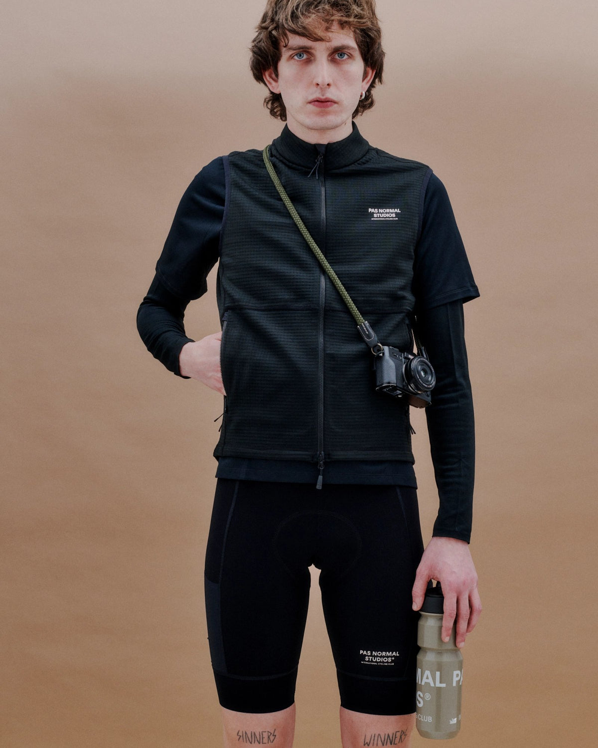Chaleco de forro polar Pas Normal Studios Escapism Performance Fleece en Black, sobre modelo #Color_Black