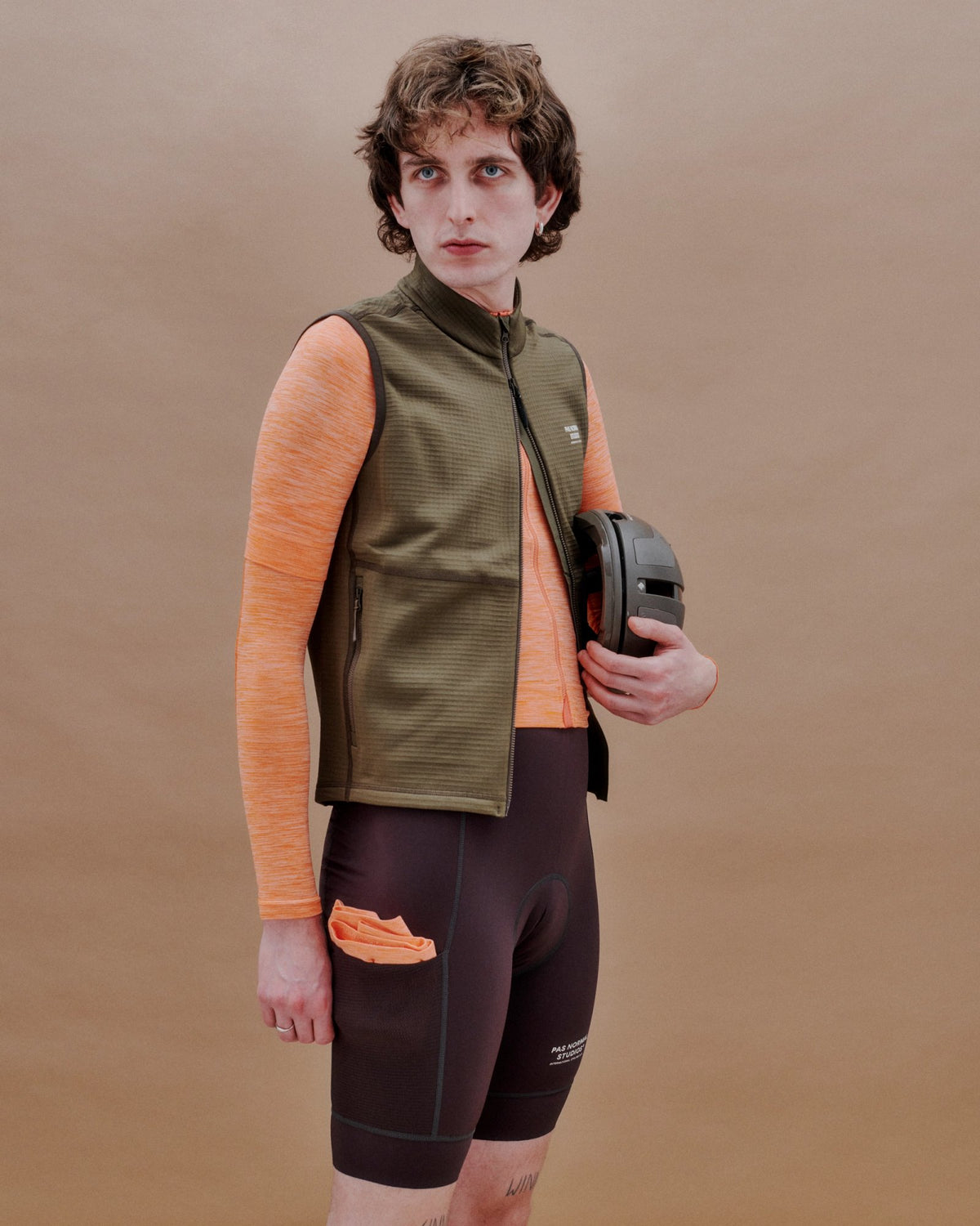 Chaleco de forro polar Pas Normal Studios Escapism Performance Fleece en Dark Stone, sobre modelo #Color_Dark Stone