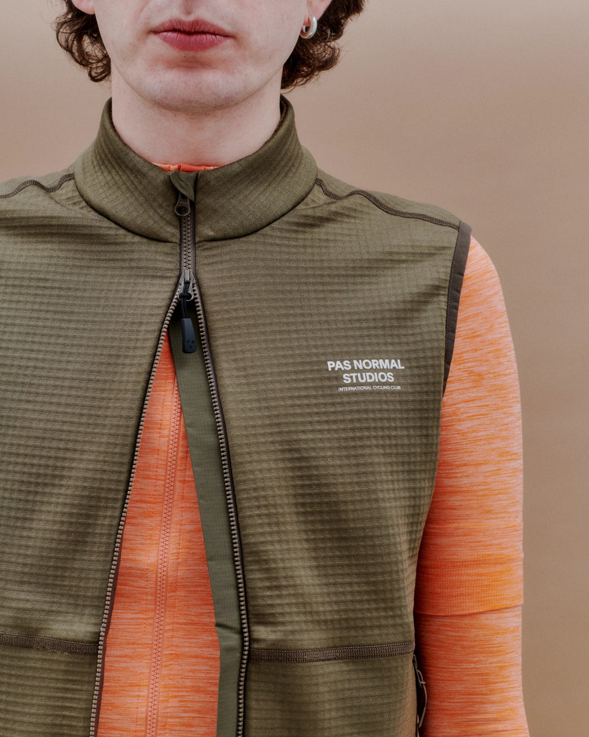 Chaleco de forro polar Pas Normal Studios Escapism Performance Fleece en Dark Stone, detalle del tejido #Color_Dark Stone