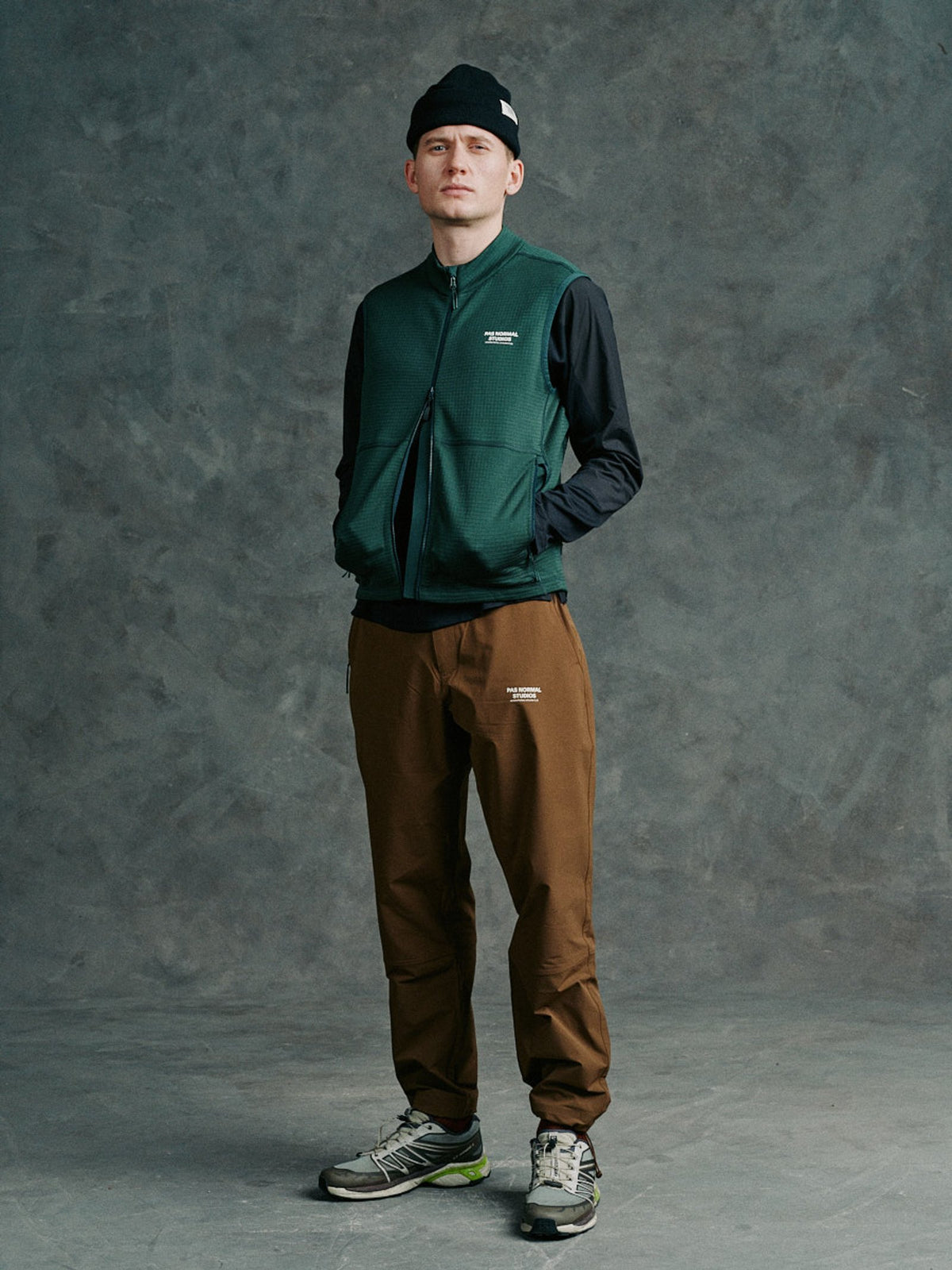 Chaleco de forro polar Pas Normal Studios Escapism Performance Fleece en Petroleum, sobre modelo #Color_Petroleum