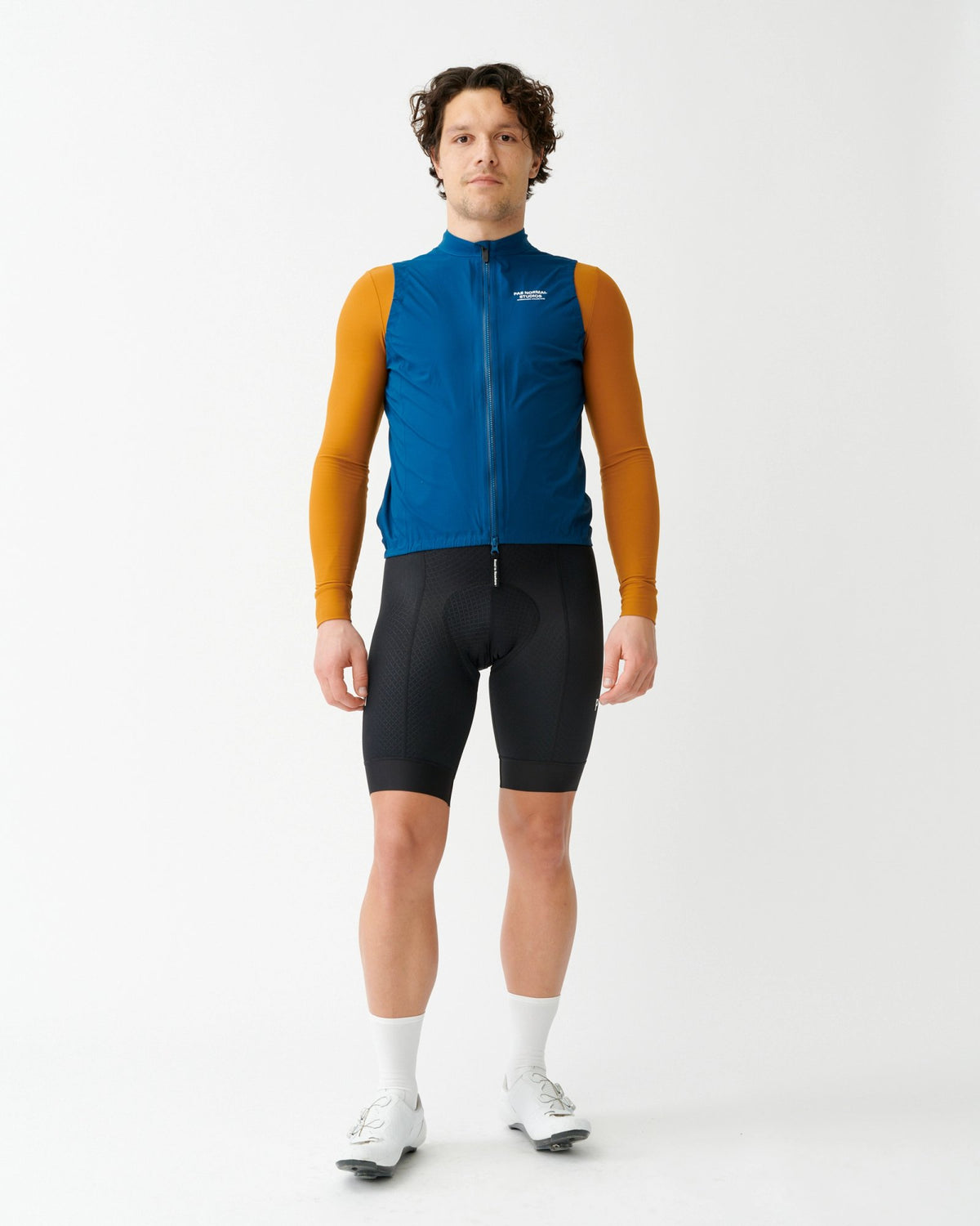 Chaleco impermeable Pas Normal Studios Mechanism Rain en Dark Blue, sobre modelo #Color_Dark Blue