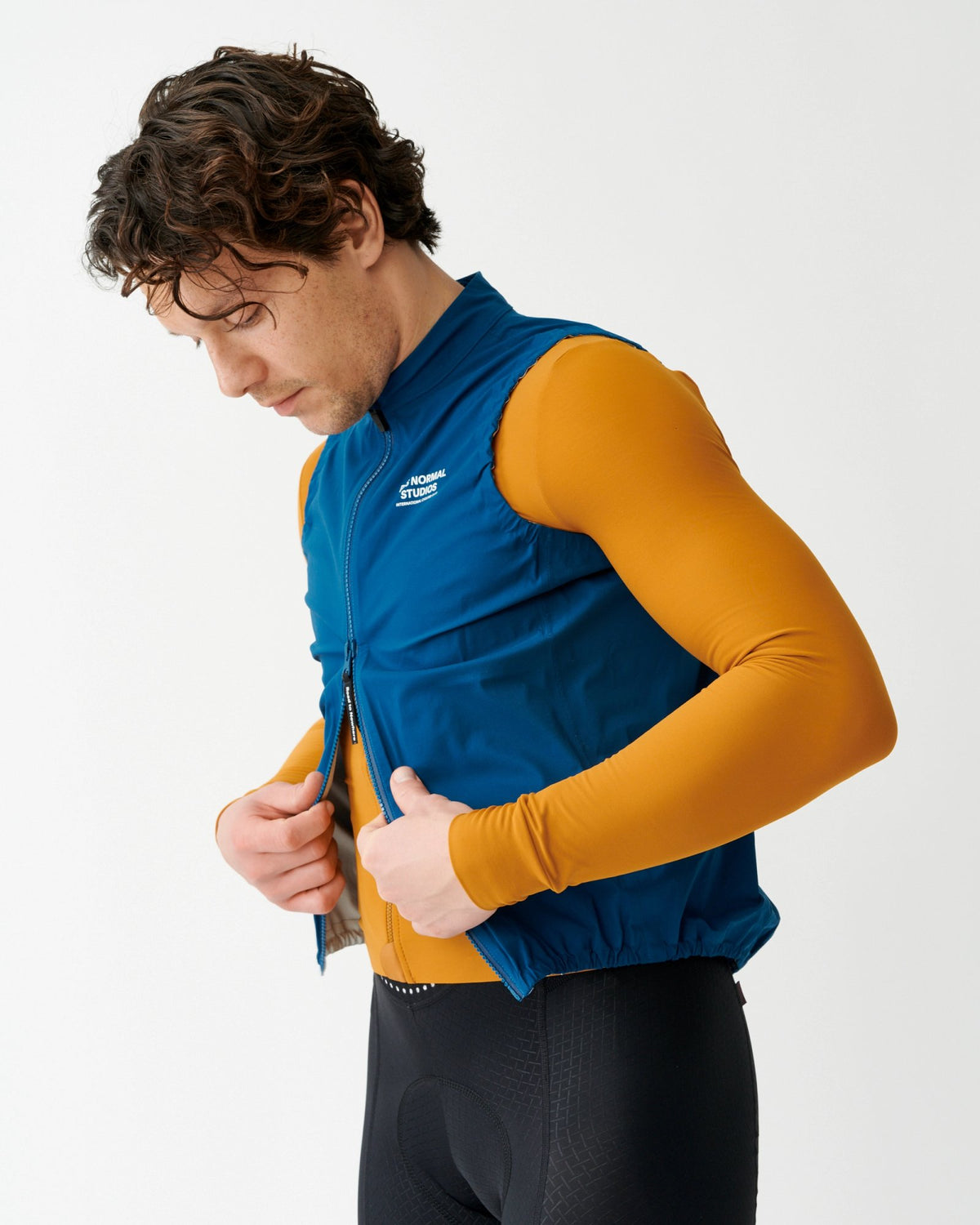 Chaleco impermeable Pas Normal Studios Mechanism Rain en Dark Blue, sobre modelo, vista trasera #Color_Dark Blue