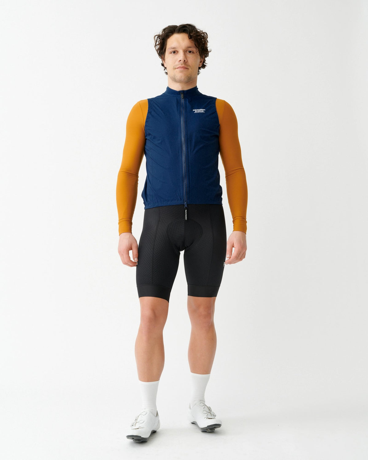 Chaleco impermeable Pas Normal Studios Mechanism Rain en Navy, sobre modelo #Color_Navy