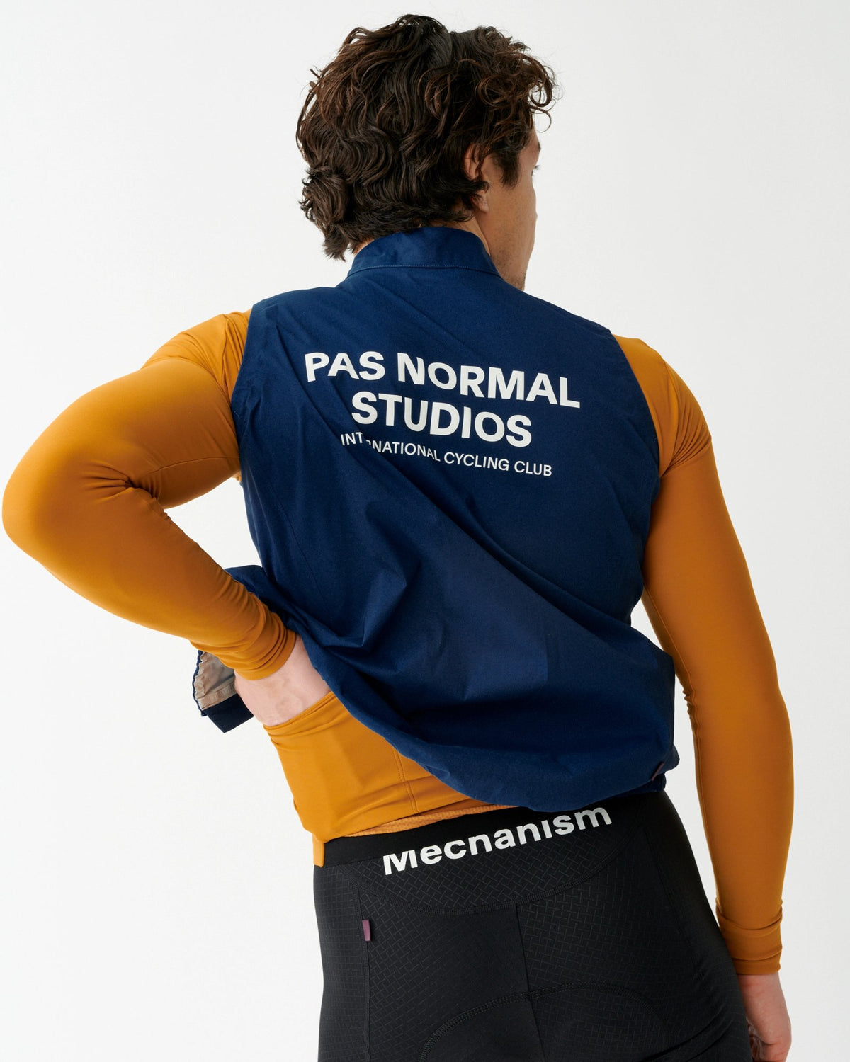 Chaleco impermeable Pas Normal Studios Mechanism Rain en Navy, sobre modelo, vista trasera #Color_Navy