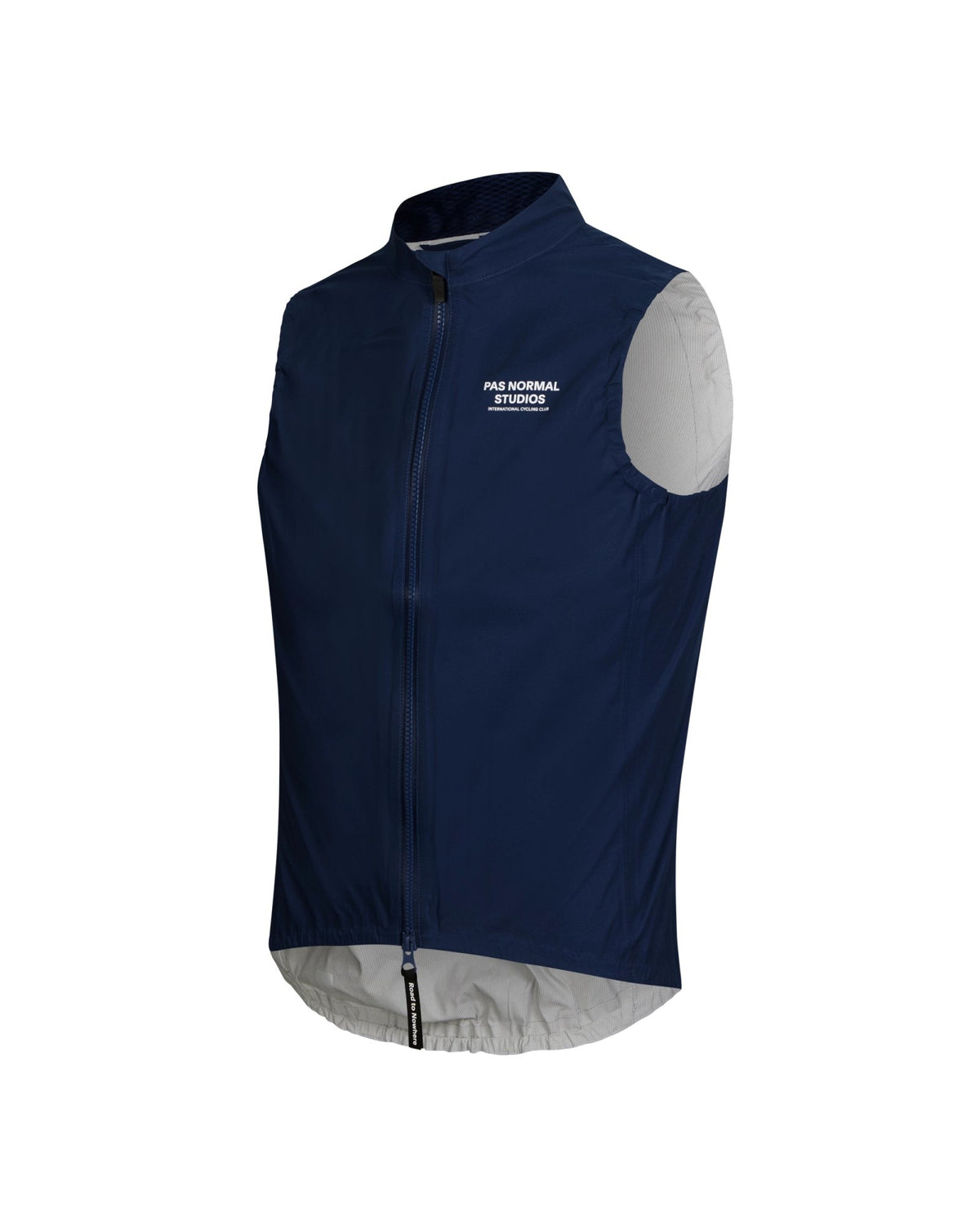 Chaleco impermeable Pas Normal Studios Mechanism Rain en Navy, vista tres cuartos #Color_Navy